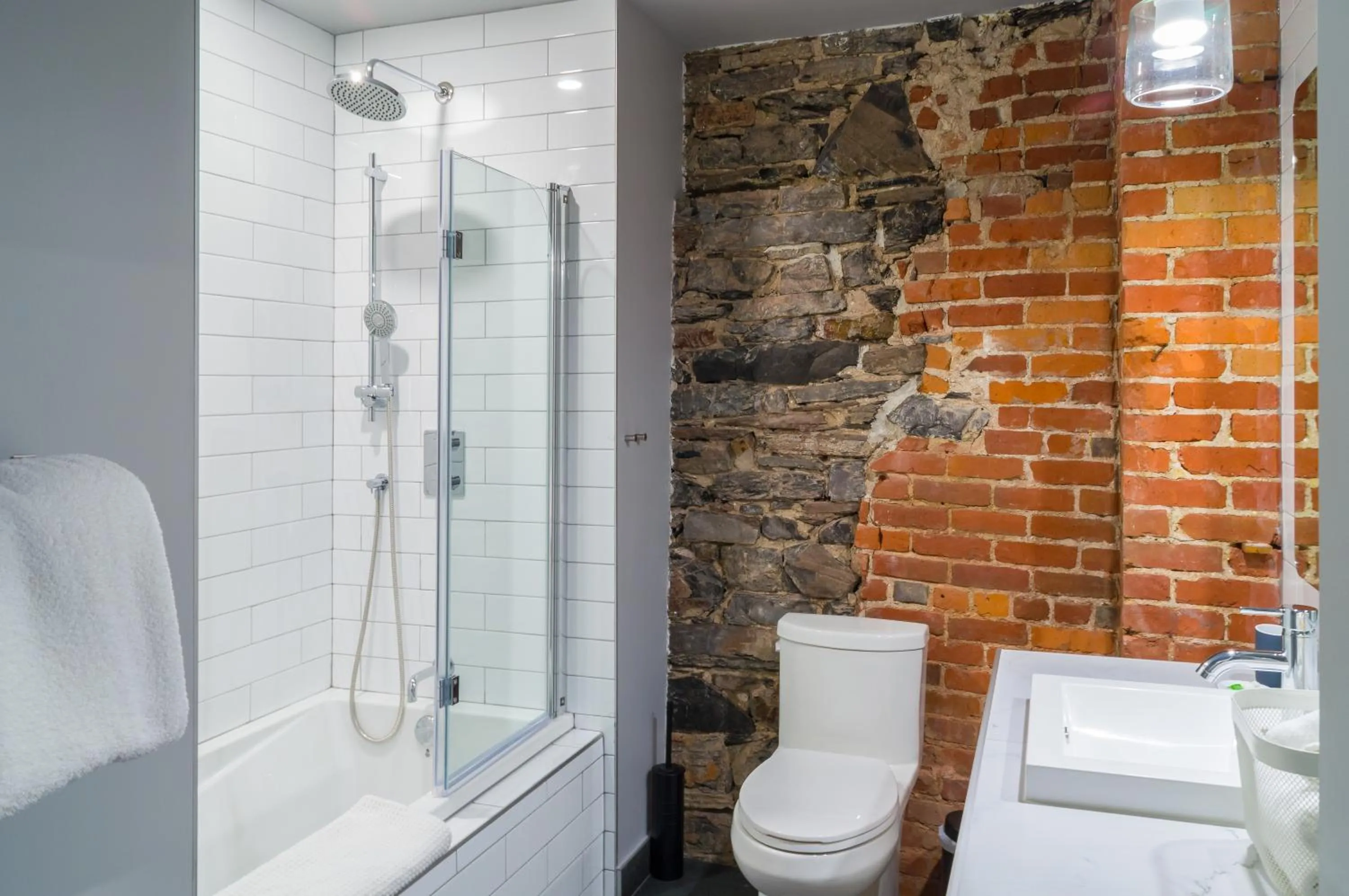 Shower in Les Lofts du Trésor - Par Les Lofts Vieux-Québec