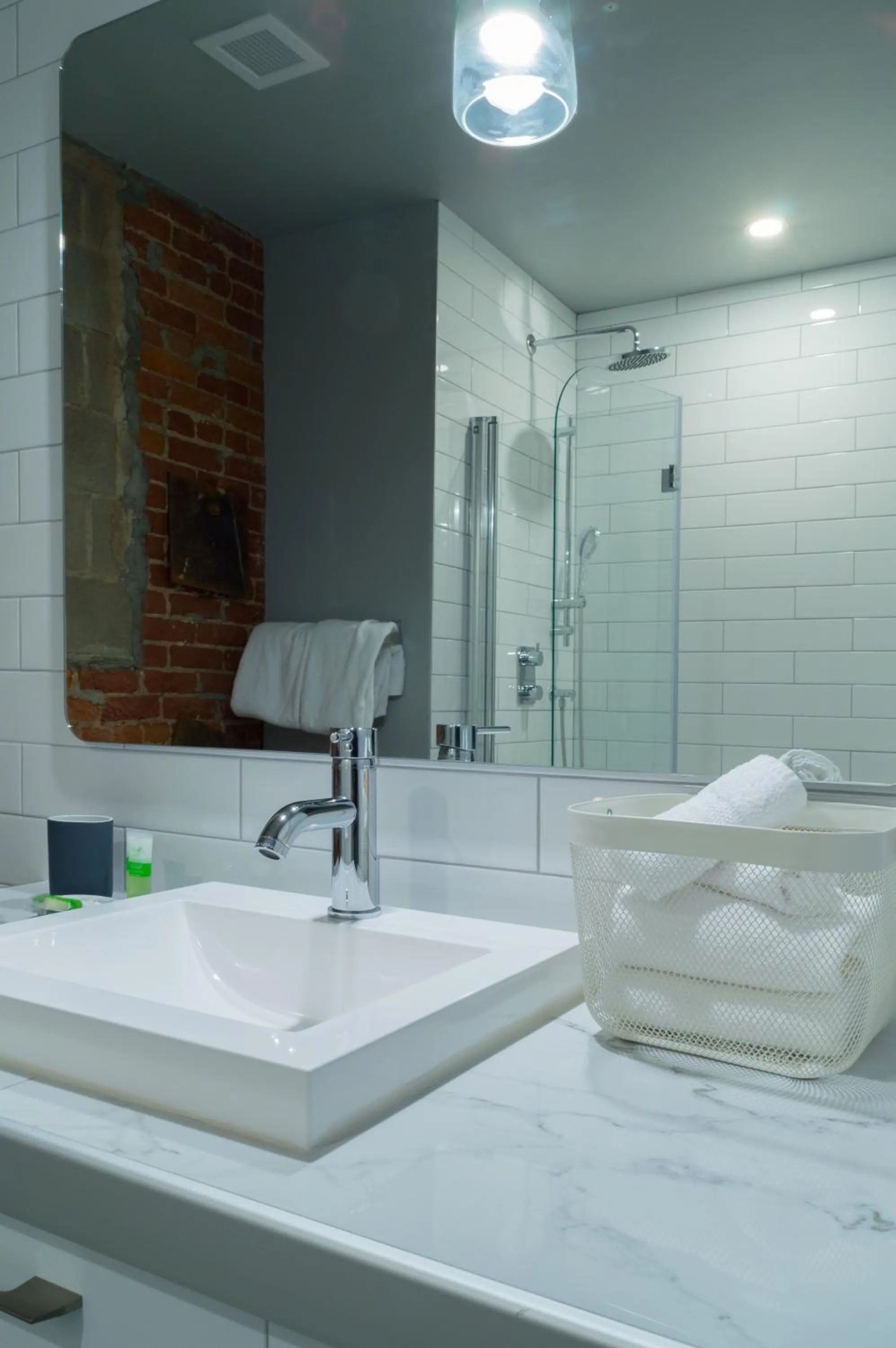 Shower in Les Lofts du Trésor - Par Les Lofts Vieux-Québec