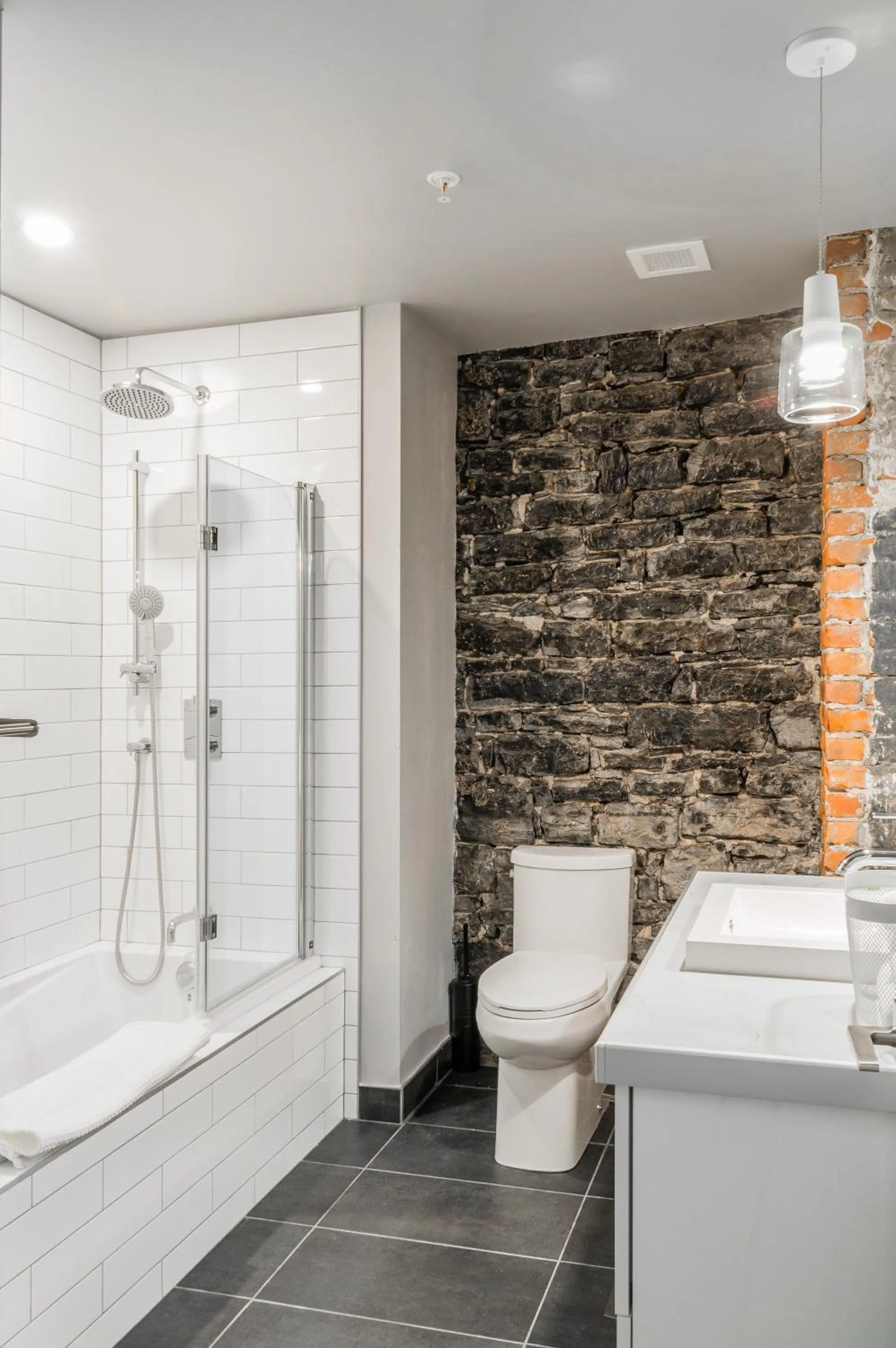 Shower in Les Lofts du Trésor - Par Les Lofts Vieux-Québec
