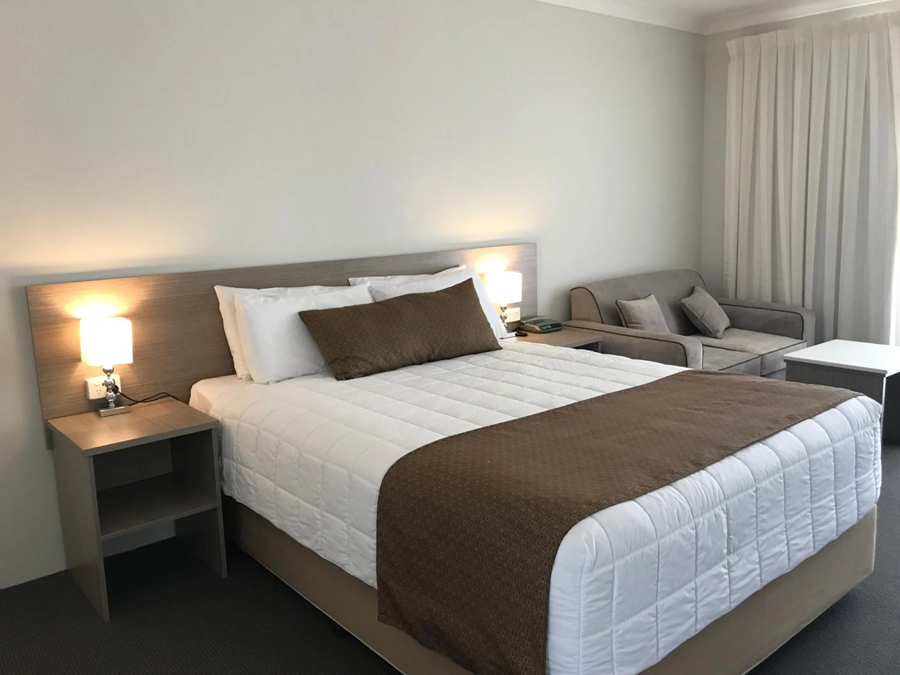 Bedroom, Bed in Acacia Motor Lodge