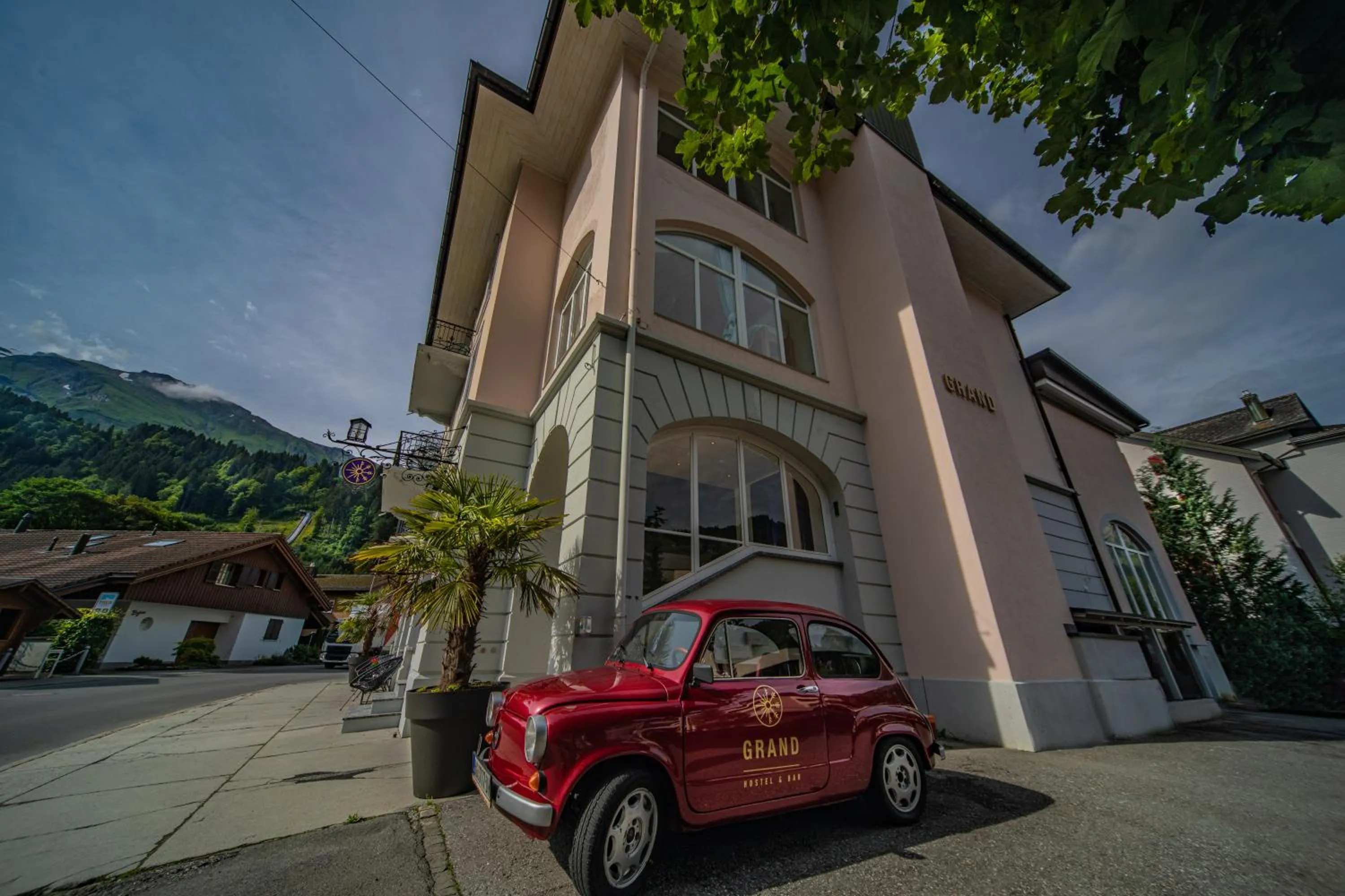 Facade/entrance in GRAND your home with common kitchens with self check-in