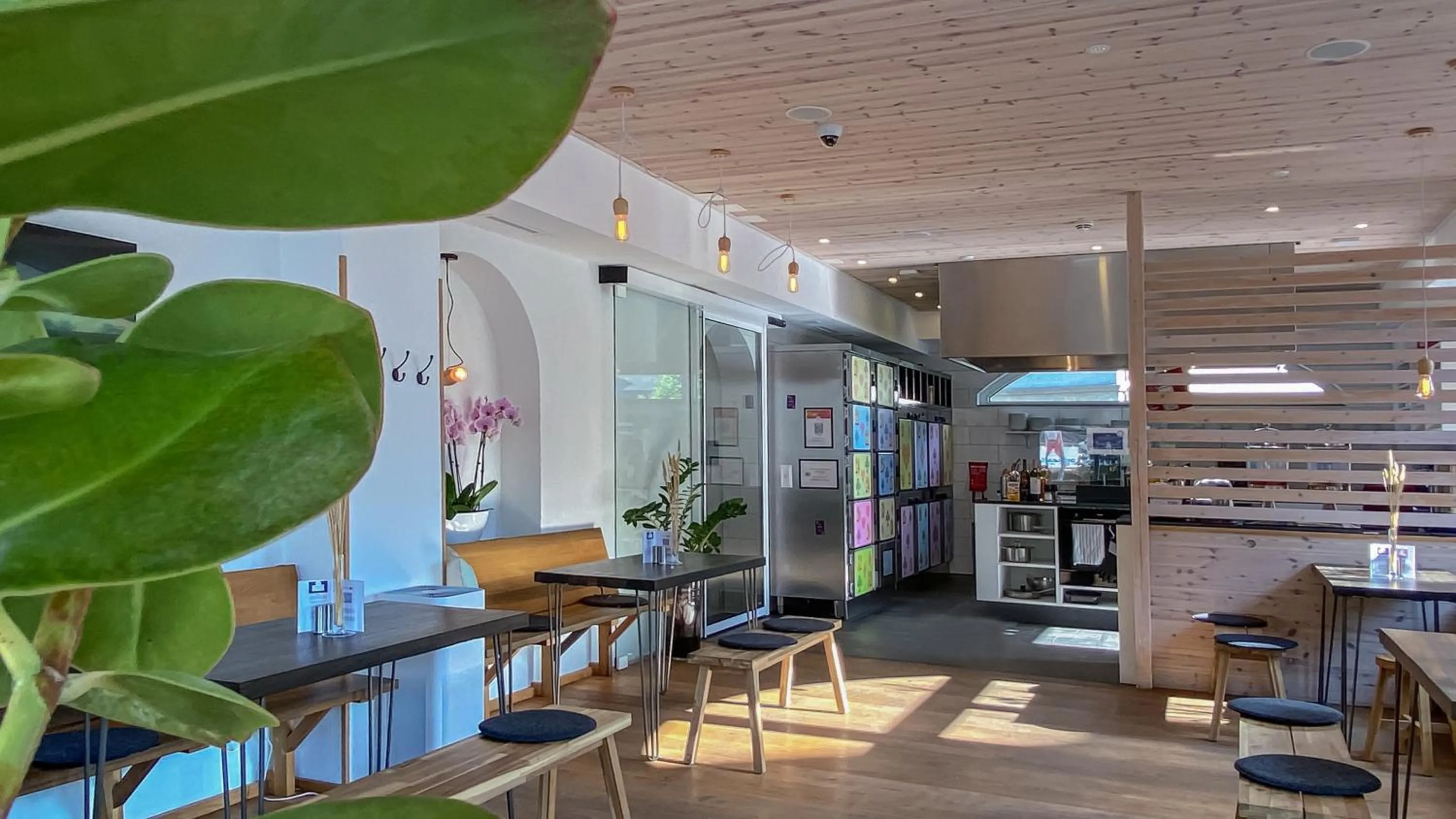 Communal lounge/ TV room in GRAND your home with common kitchens with self check-in