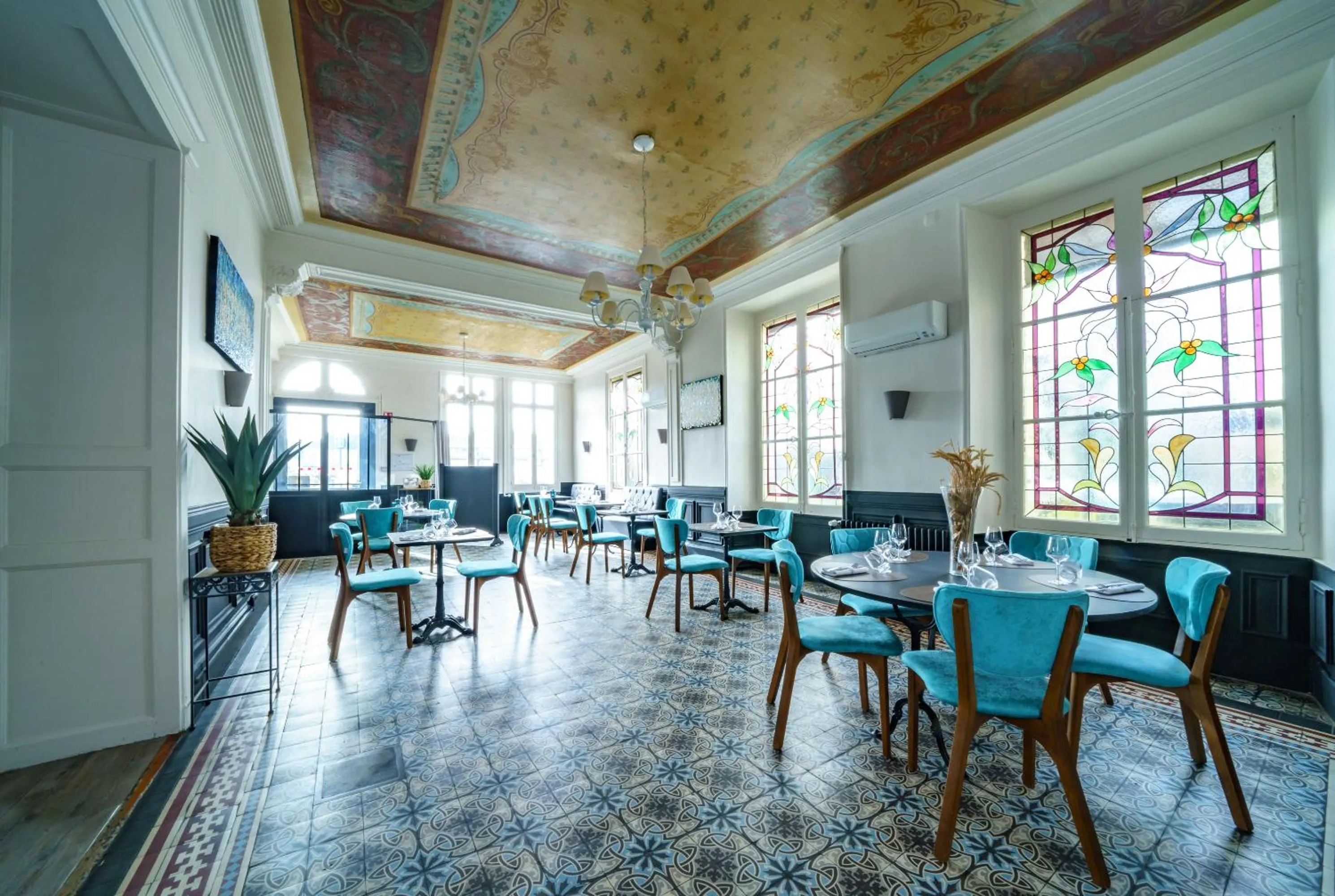Restaurant/places to eat in Logis Le Grand Hotel