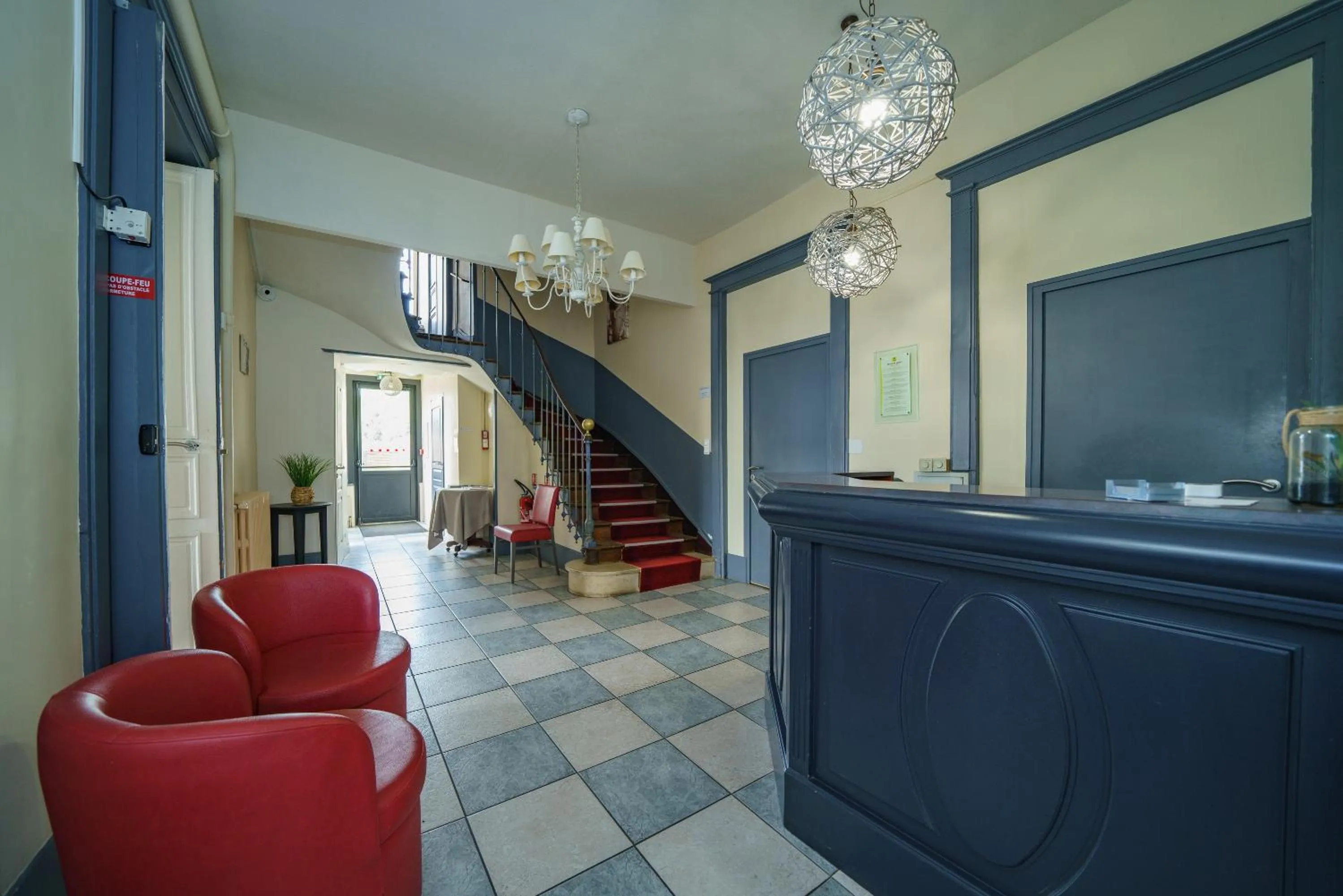 Lobby or reception in Logis Le Grand Hotel