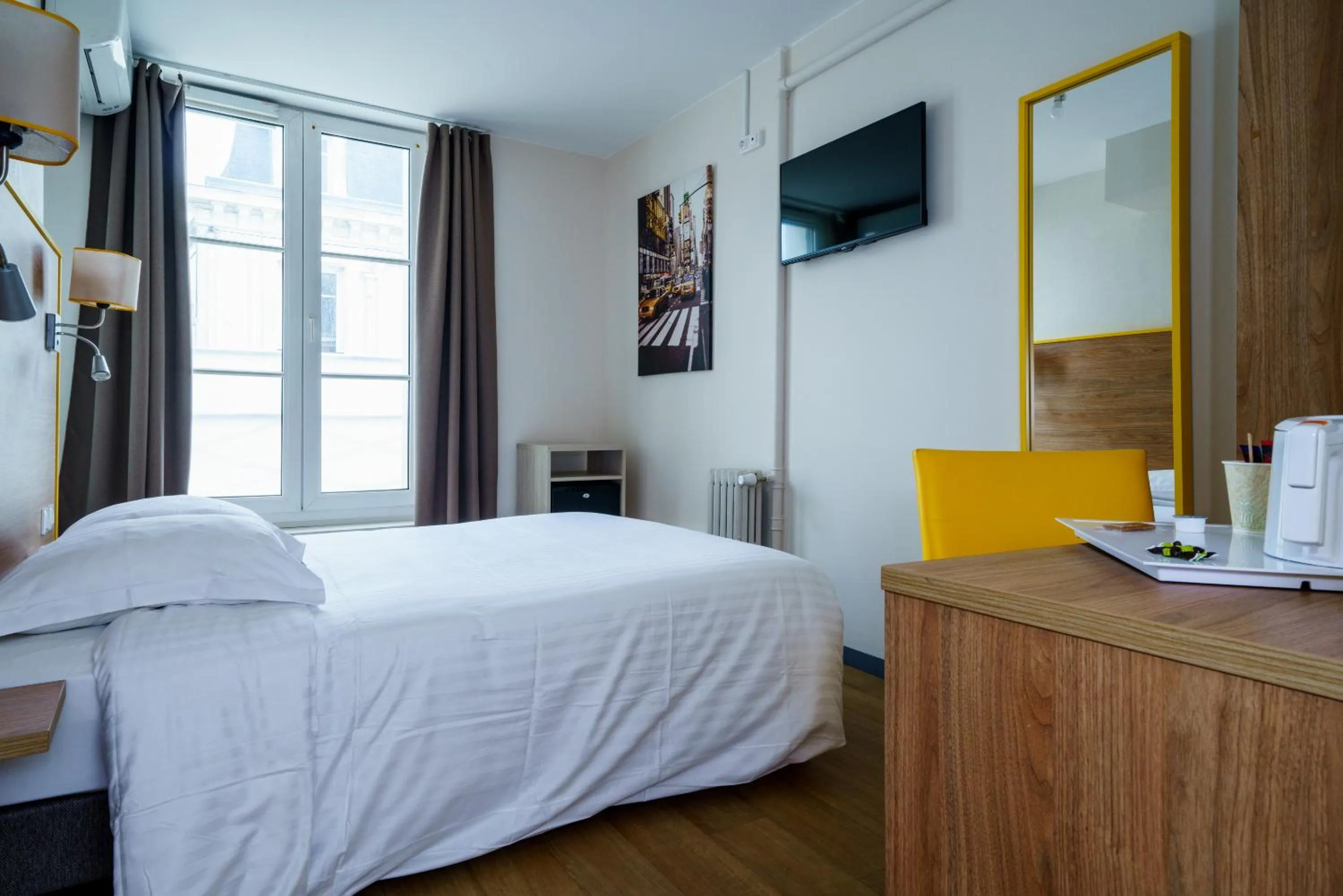 Photo of the whole room, Bed in Logis Le Grand Hotel