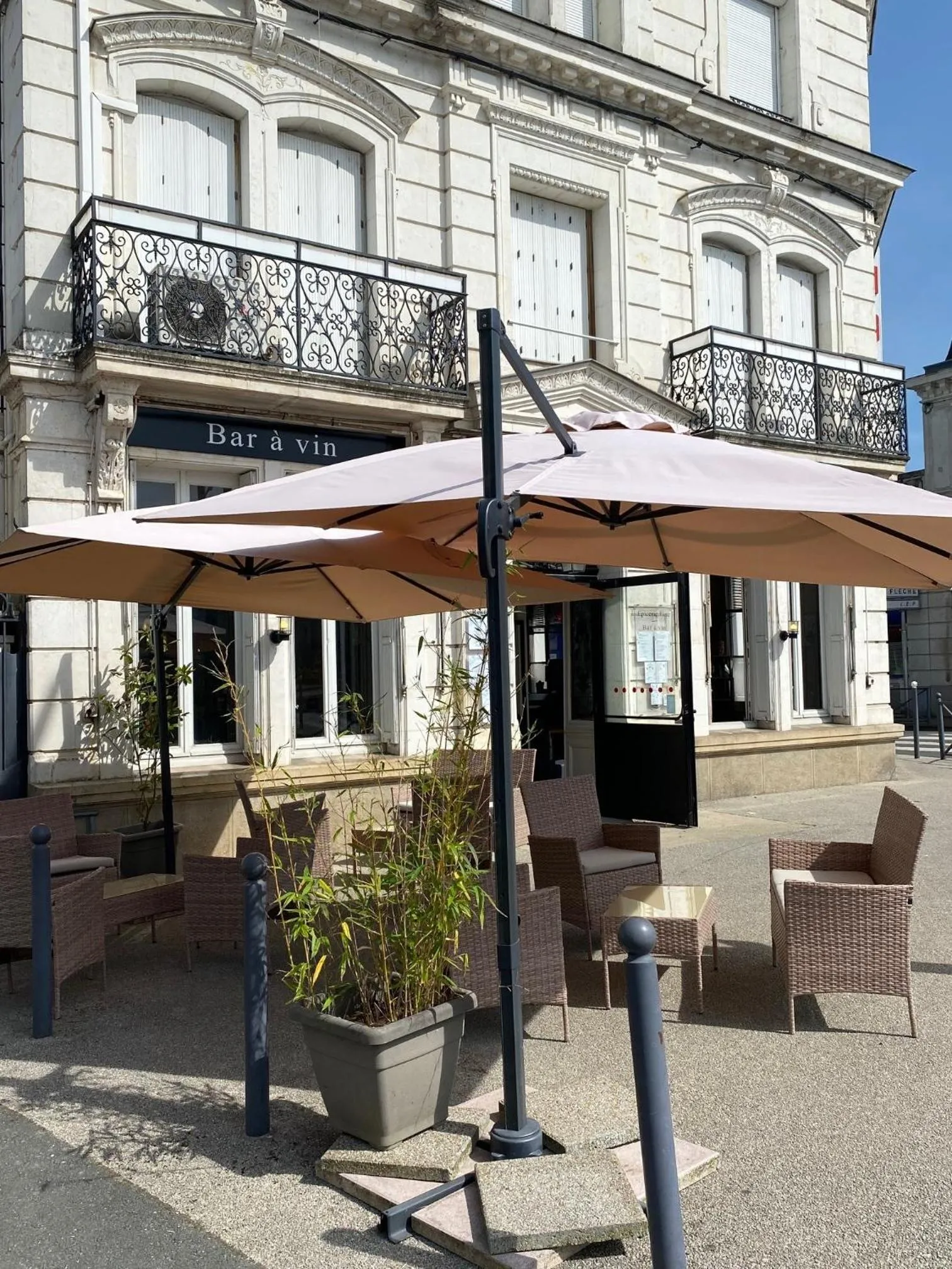 Patio in Logis Le Grand Hotel