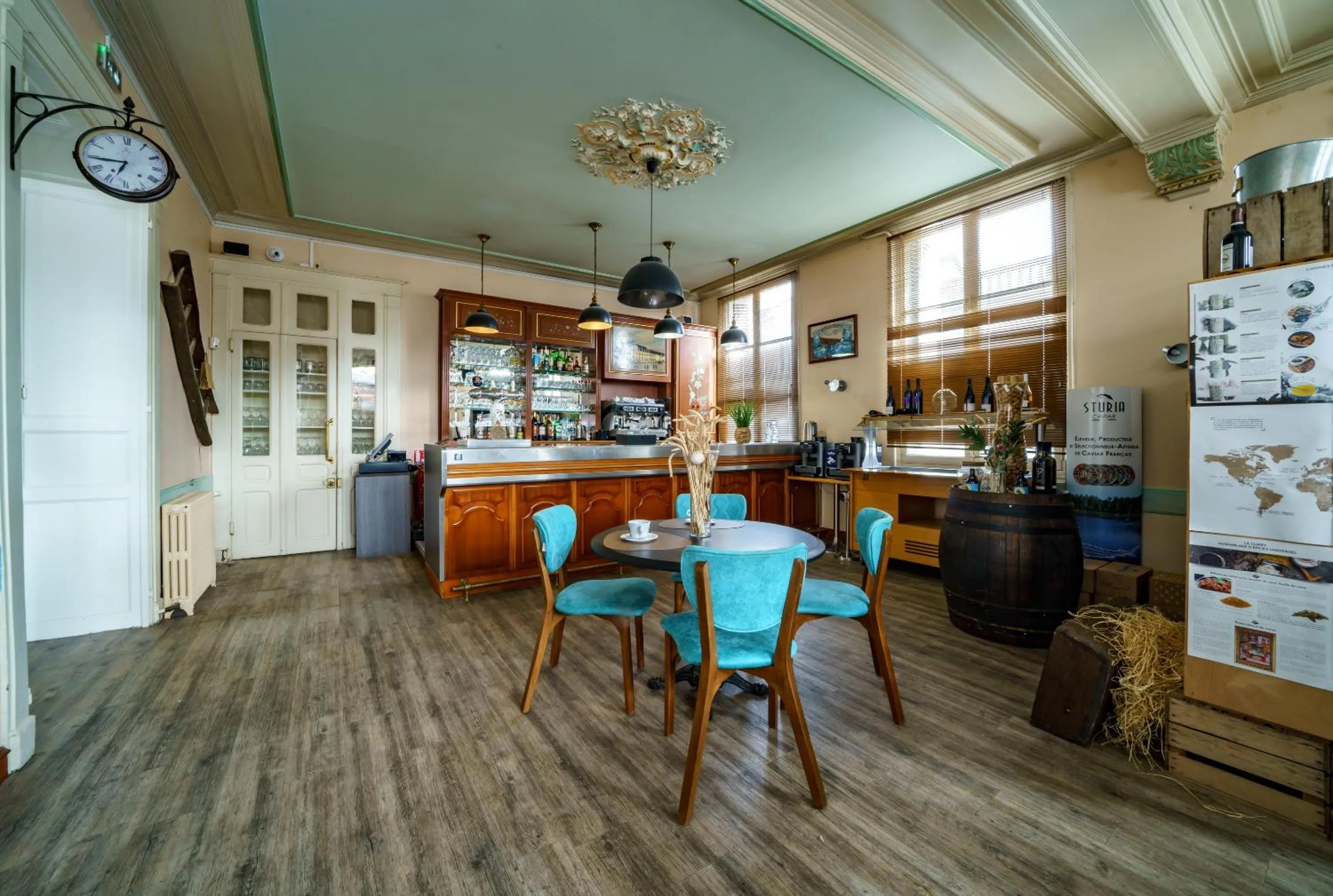 Lounge or bar in Logis Le Grand Hotel