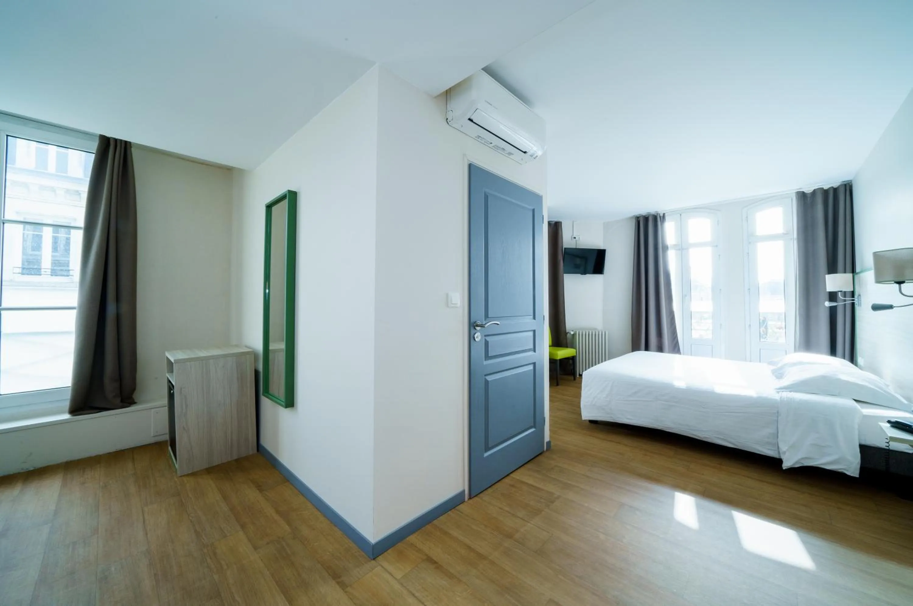 Bedroom, Bed in Logis Le Grand Hotel