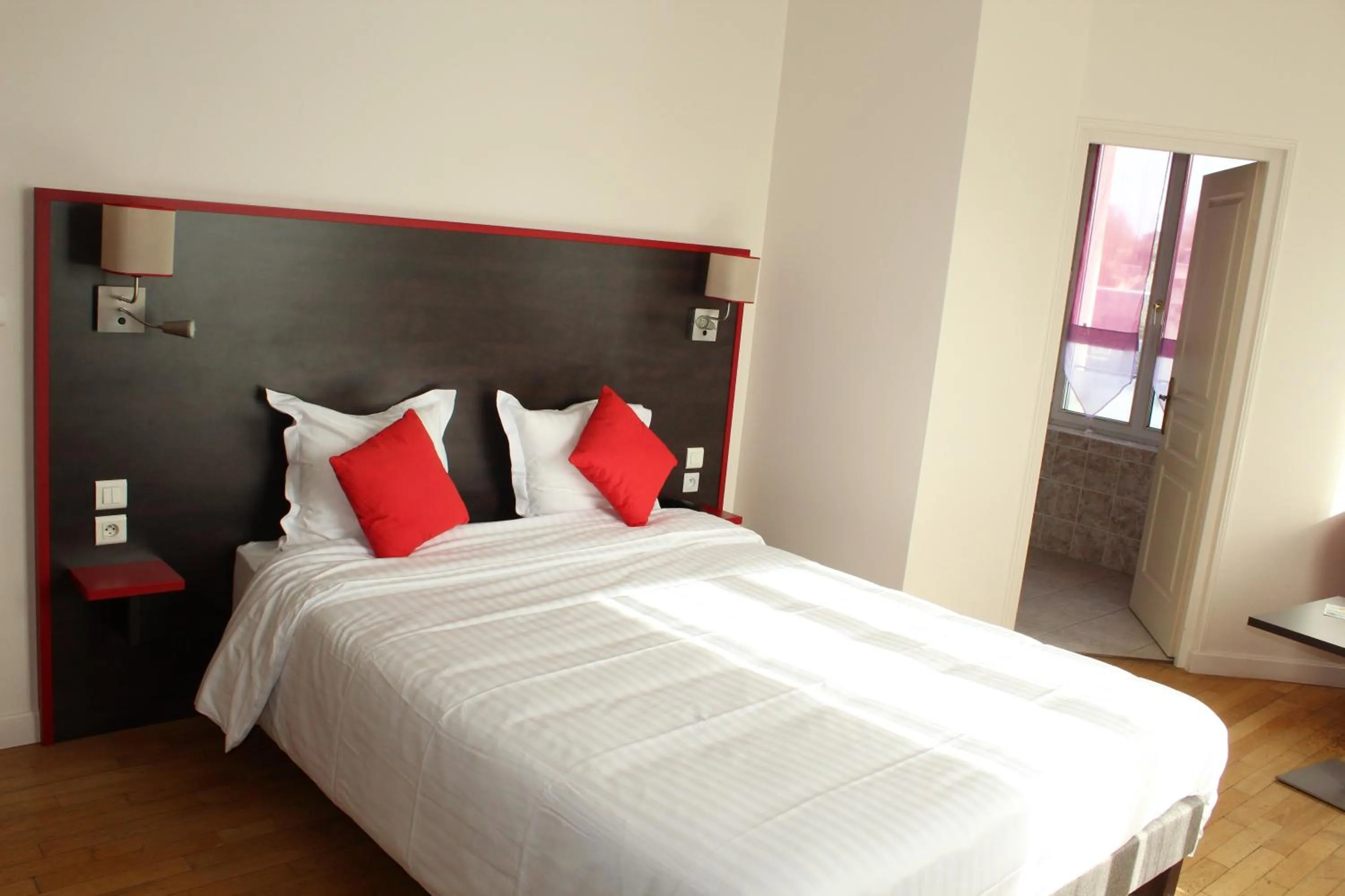 Coffee/tea facilities, Bed in Logis Le Grand Hotel