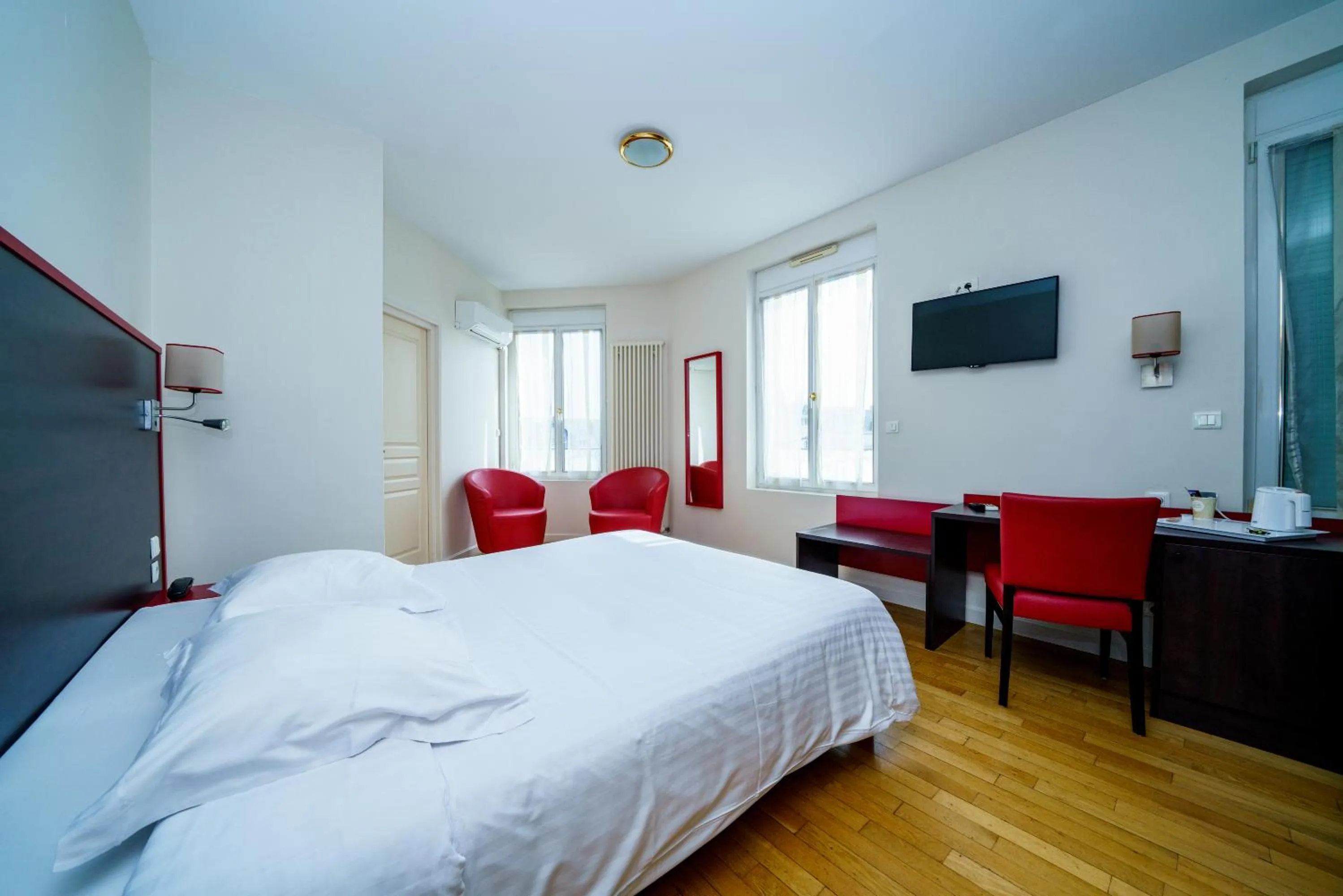 Bedroom, Bed in Logis Le Grand Hotel