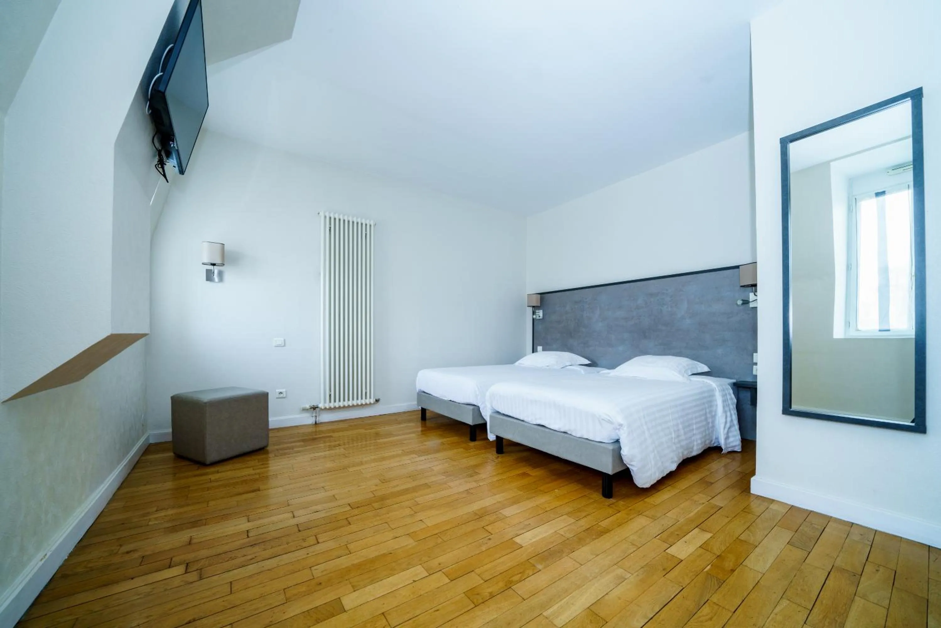 Coffee/tea facilities, Bed in Logis Le Grand Hotel