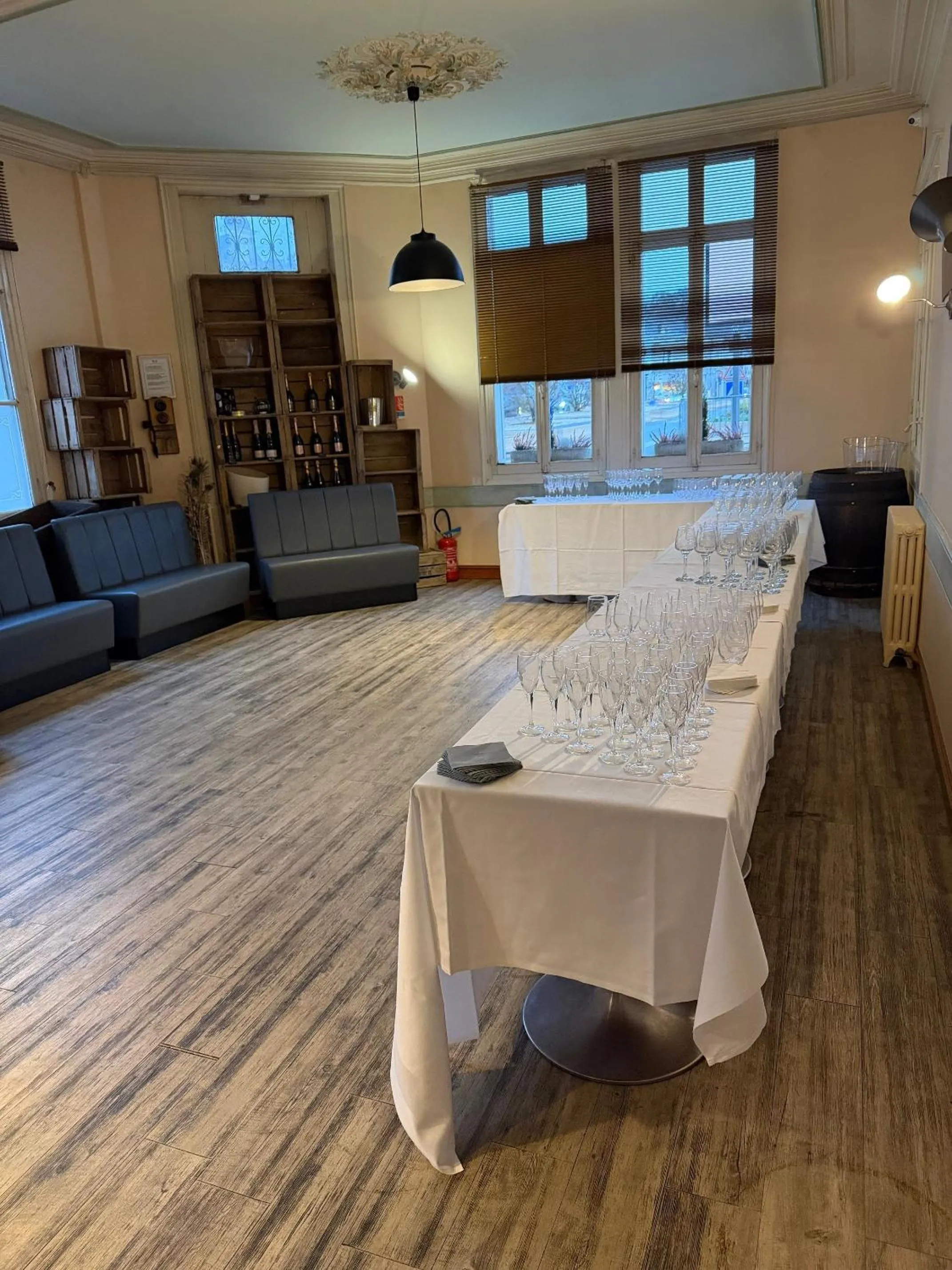 Lounge or bar in Logis Le Grand Hotel