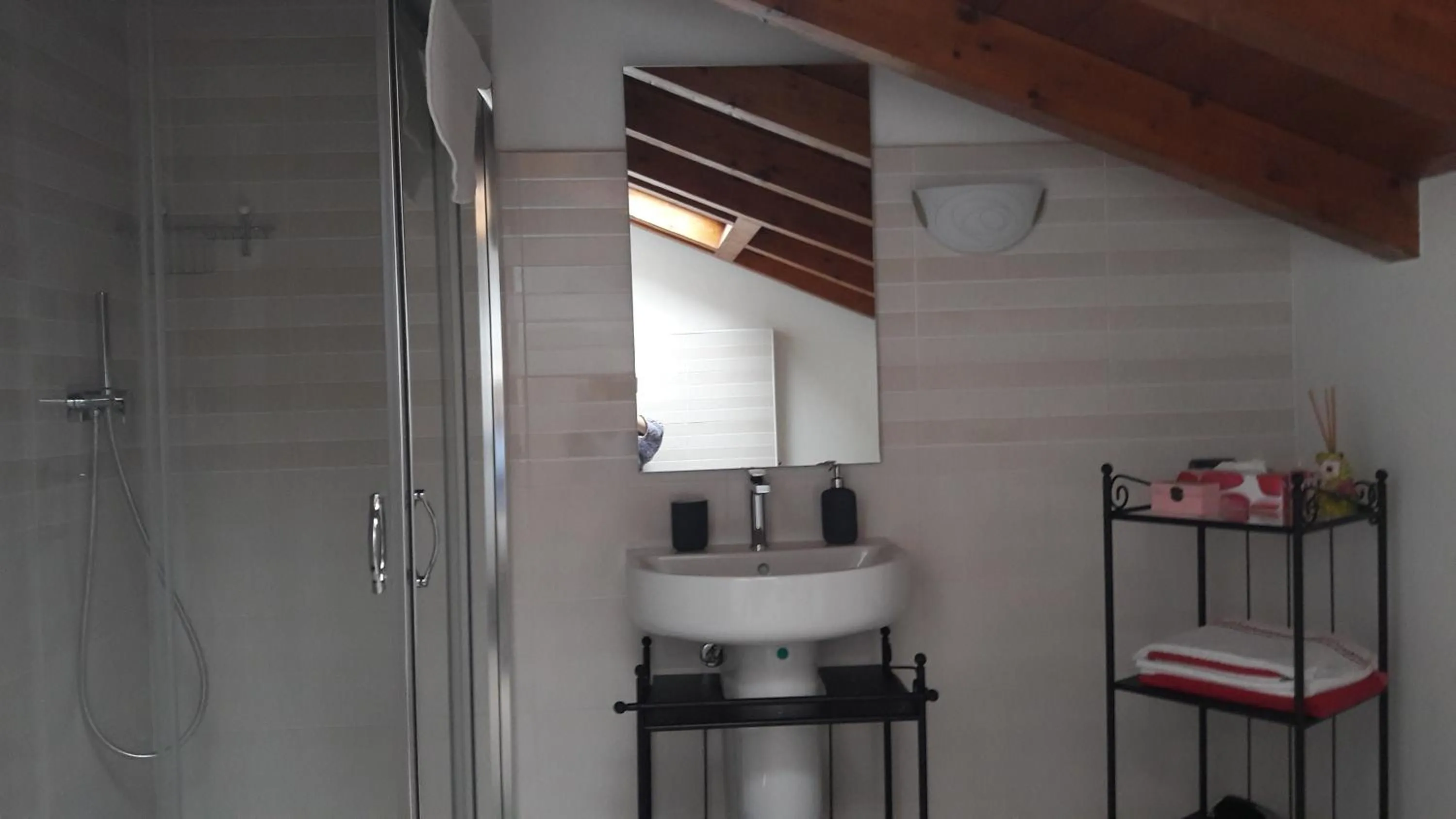 Bathroom in B&B Como Lake Cottage