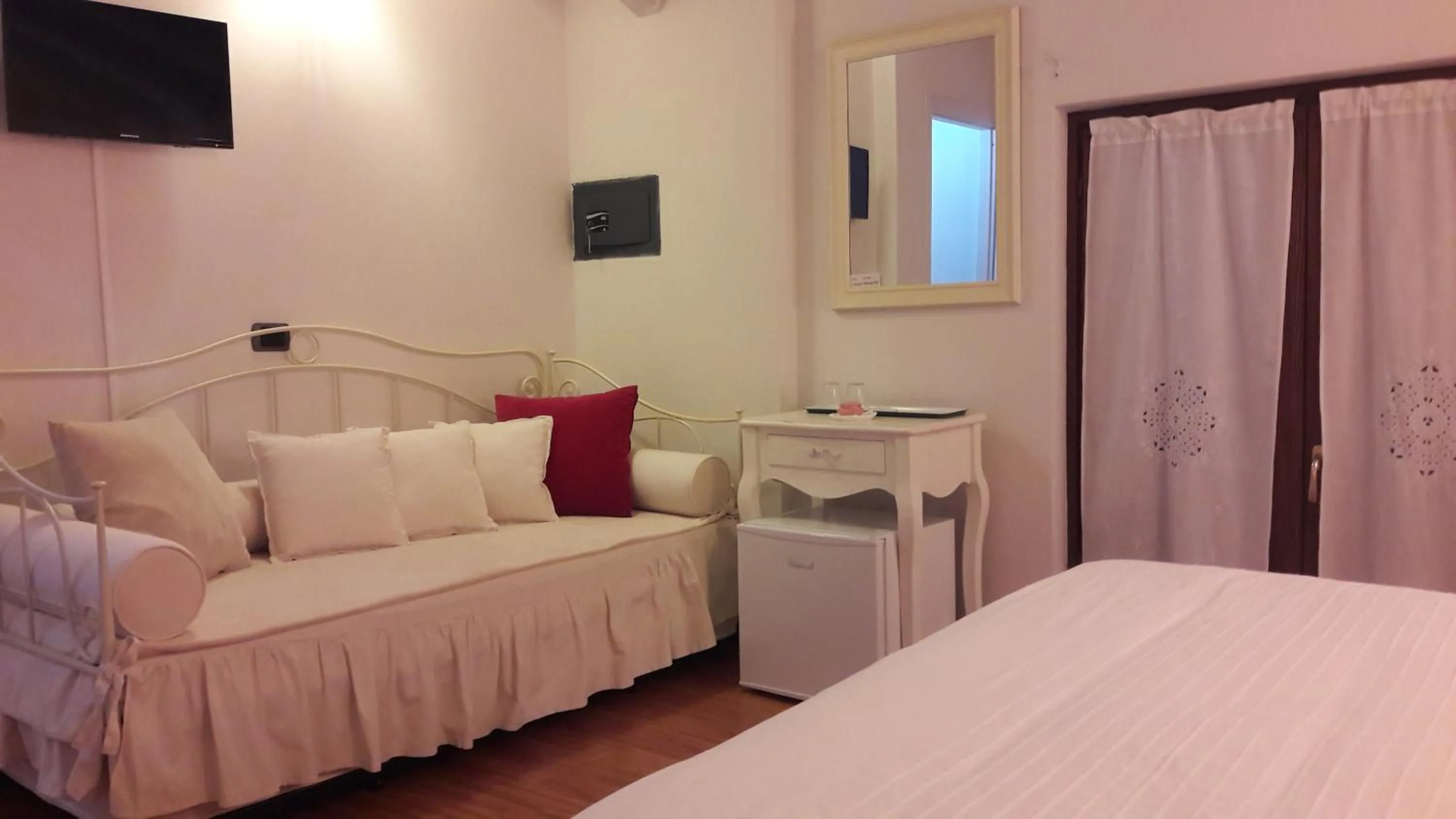 Bed in B&B Como Lake Cottage