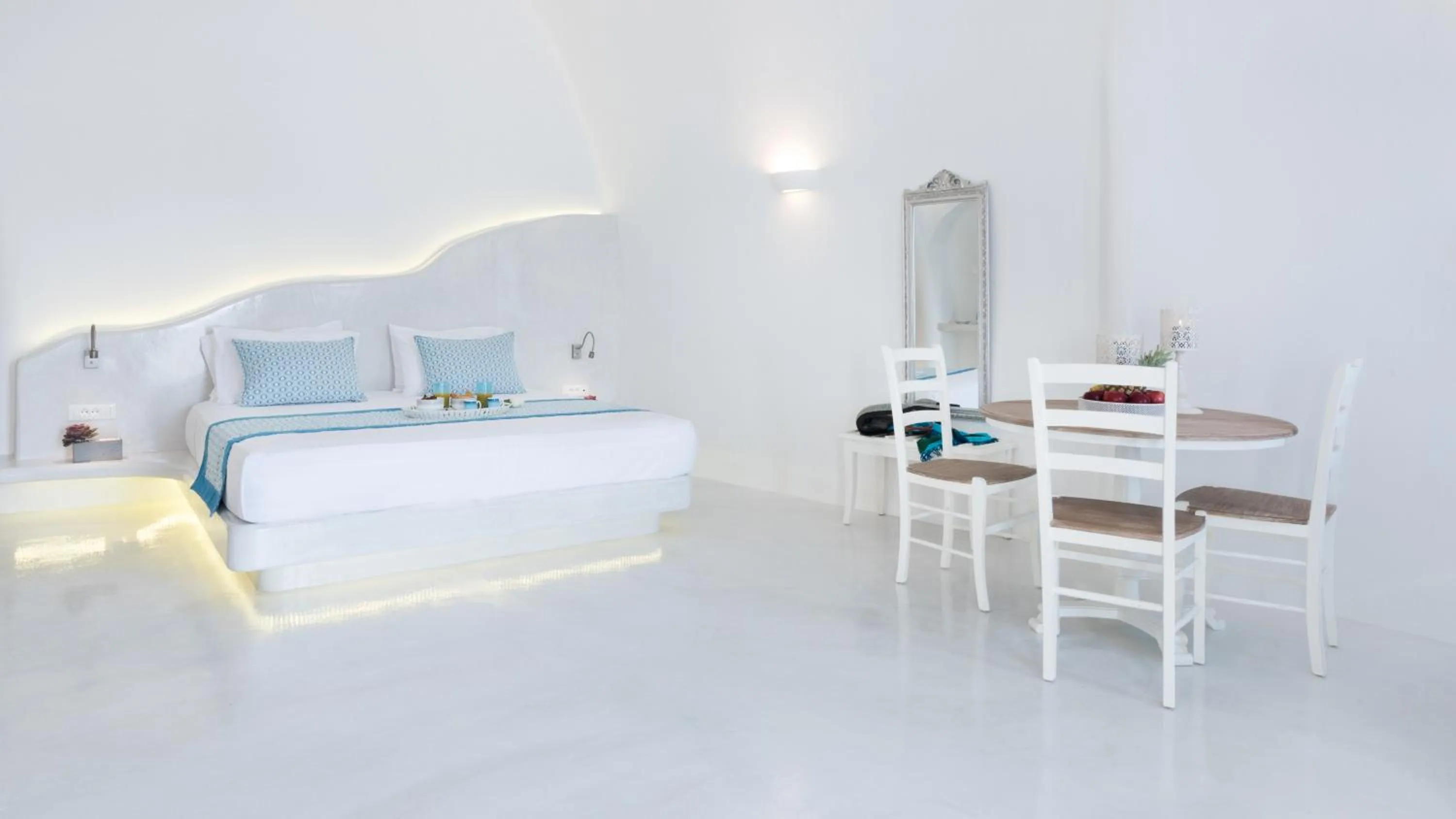 Bed in Maregio Suites