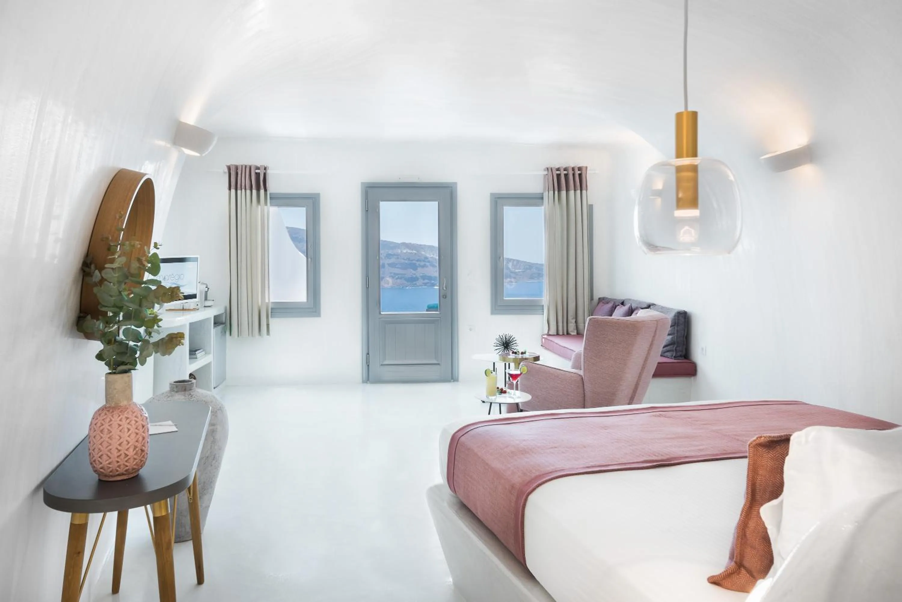 Bed in Maregio Suites