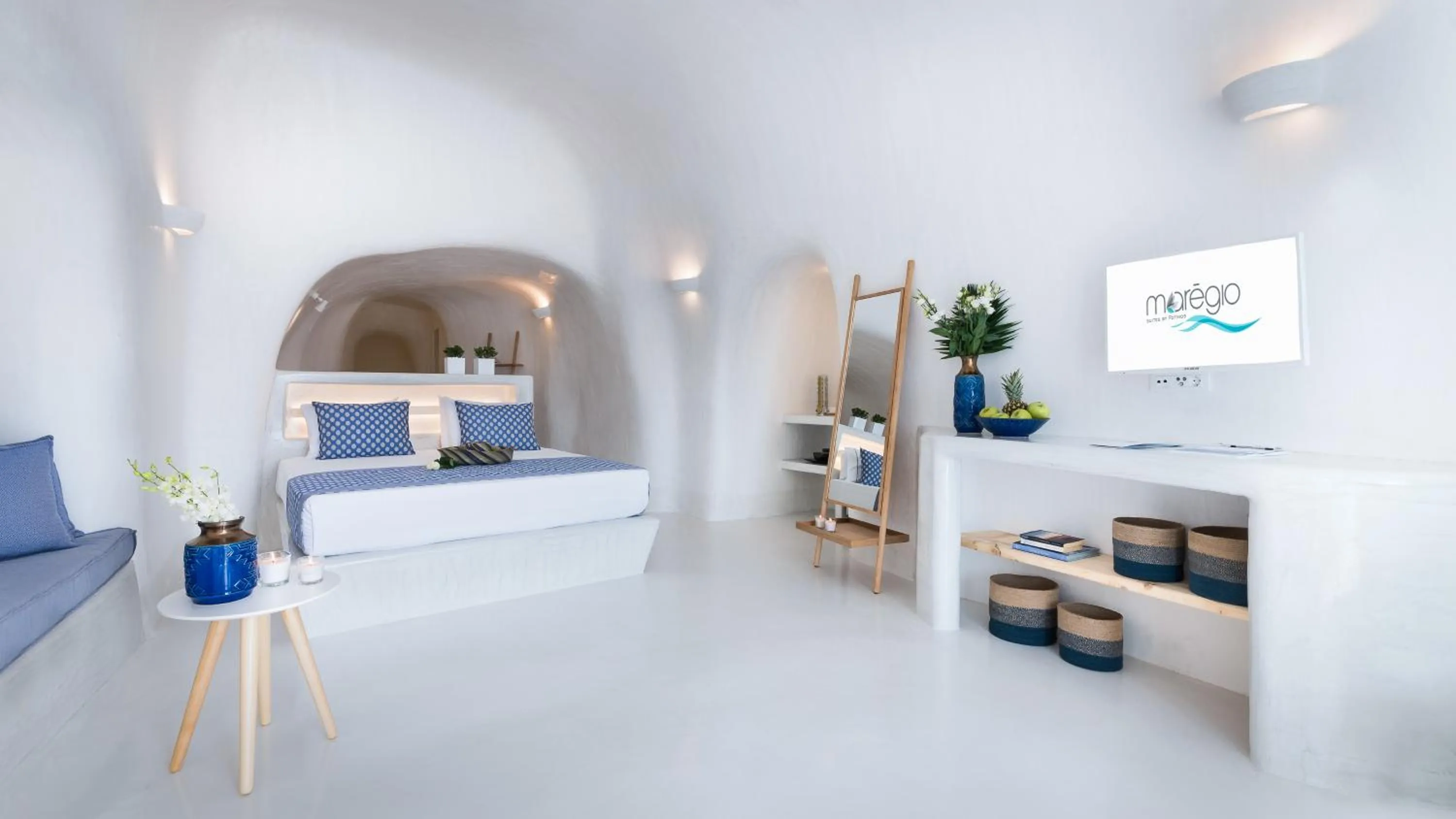 Bed in Maregio Suites