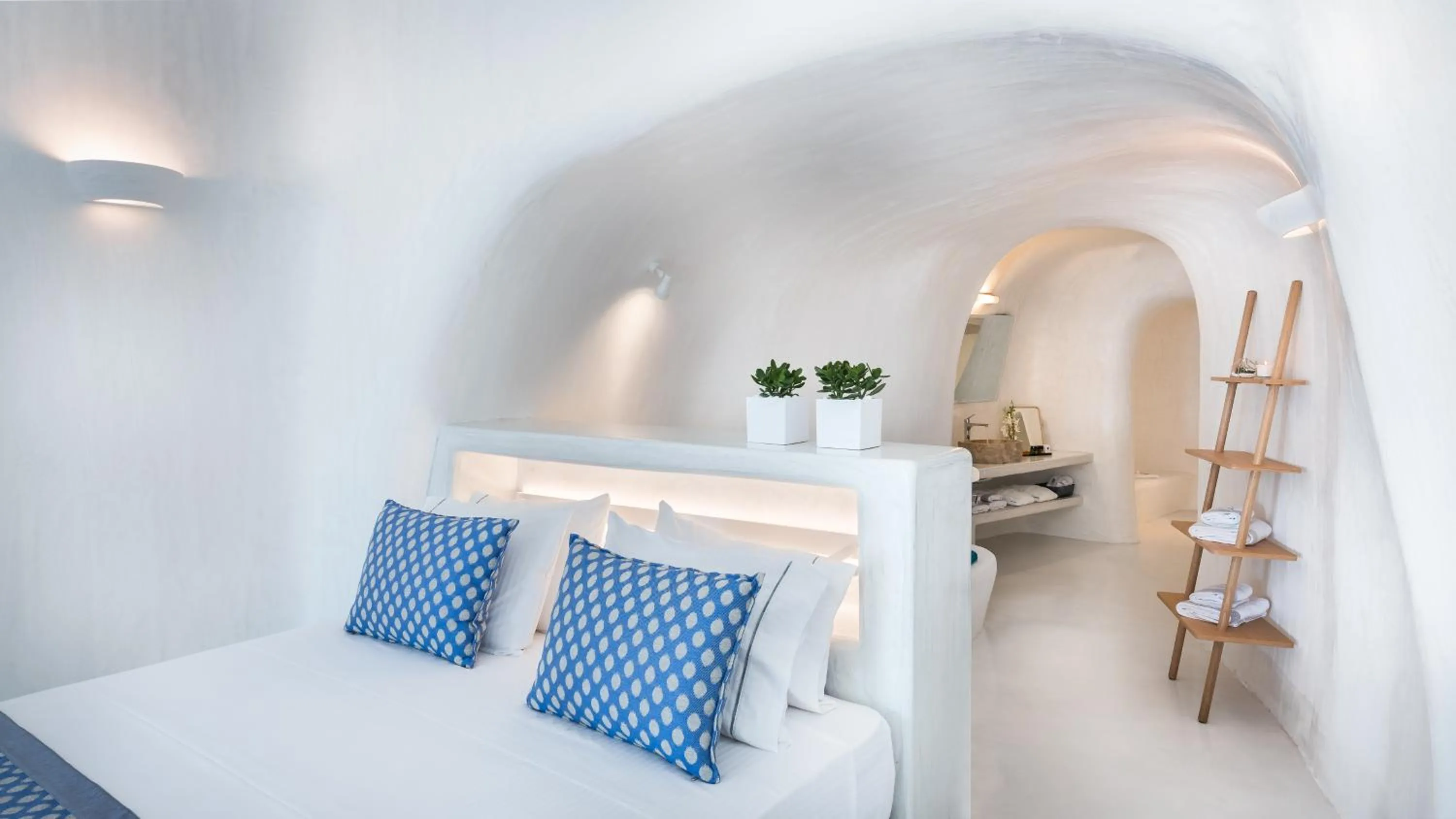 Bed in Maregio Suites