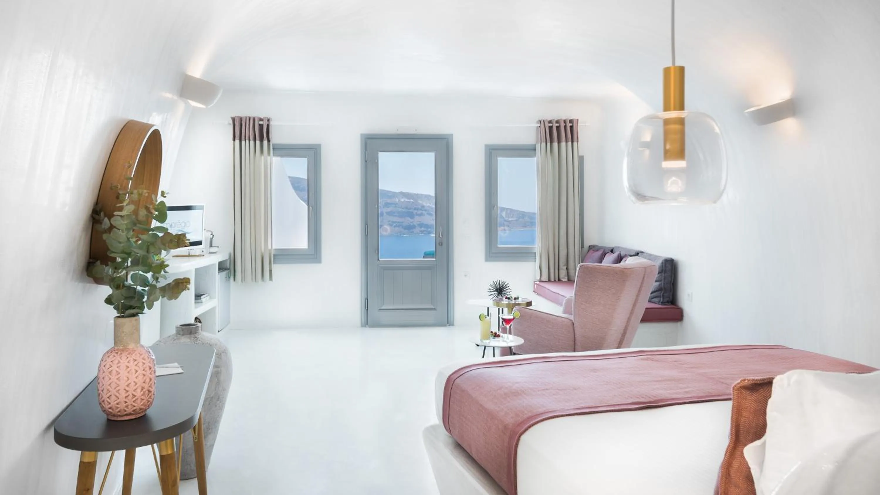 Bed in Maregio Suites