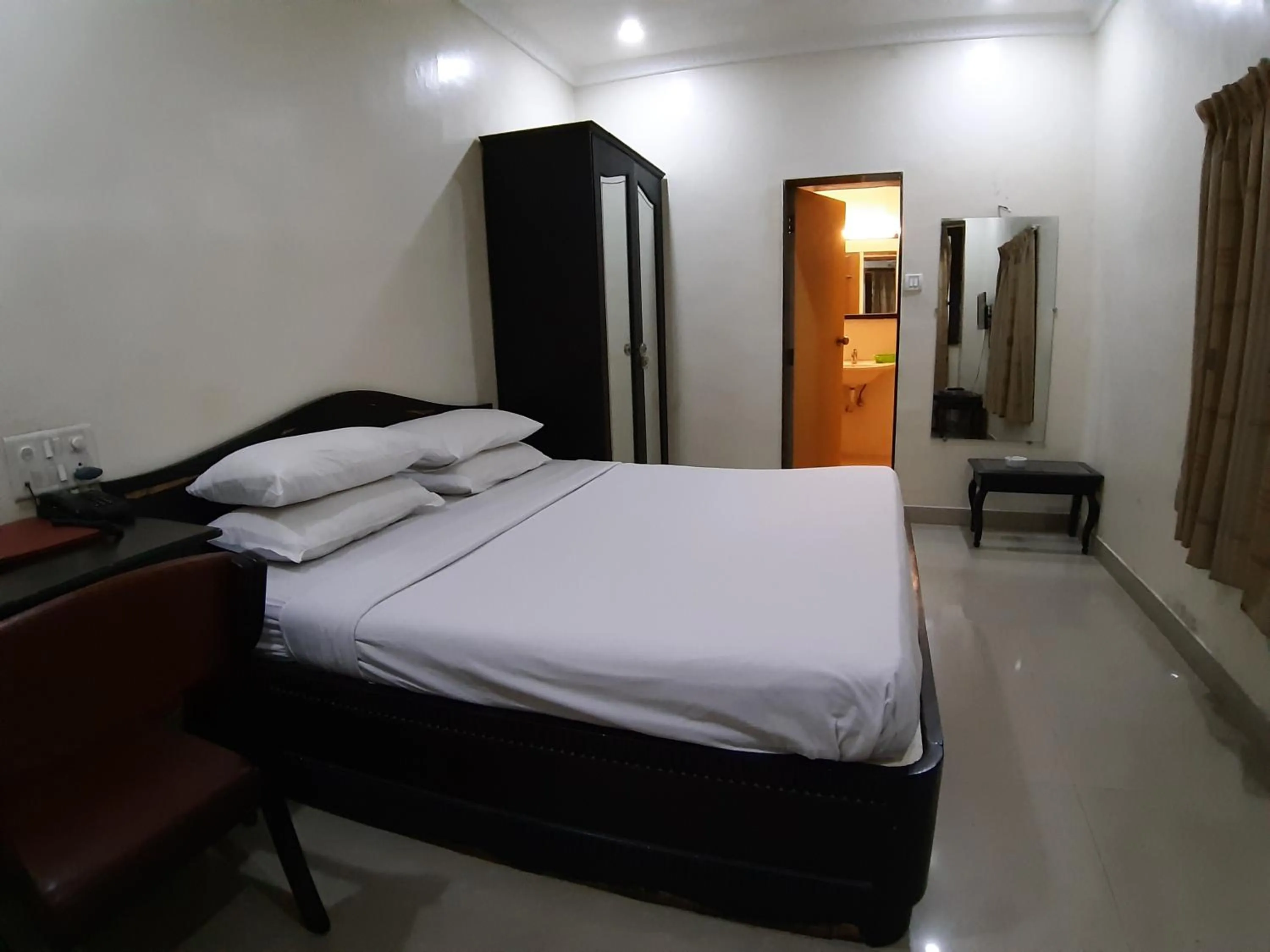 Photo of the whole room, Bed in Hotel Ritz