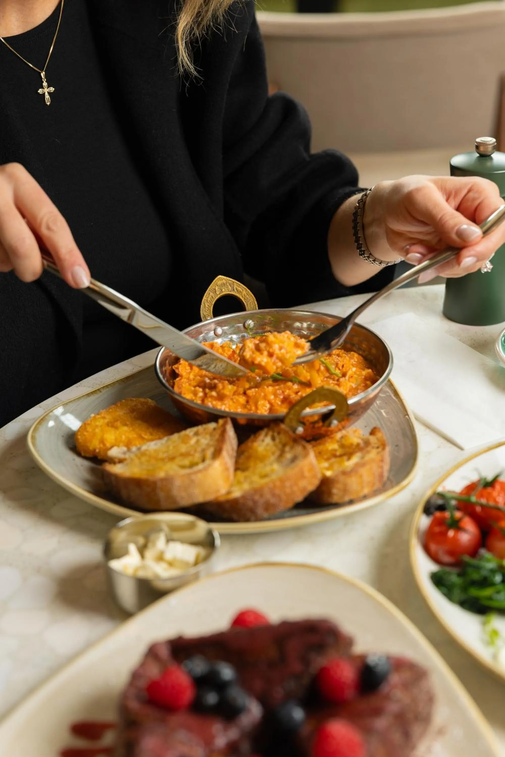 Restaurant/places to eat in The Lion & Key Hotel