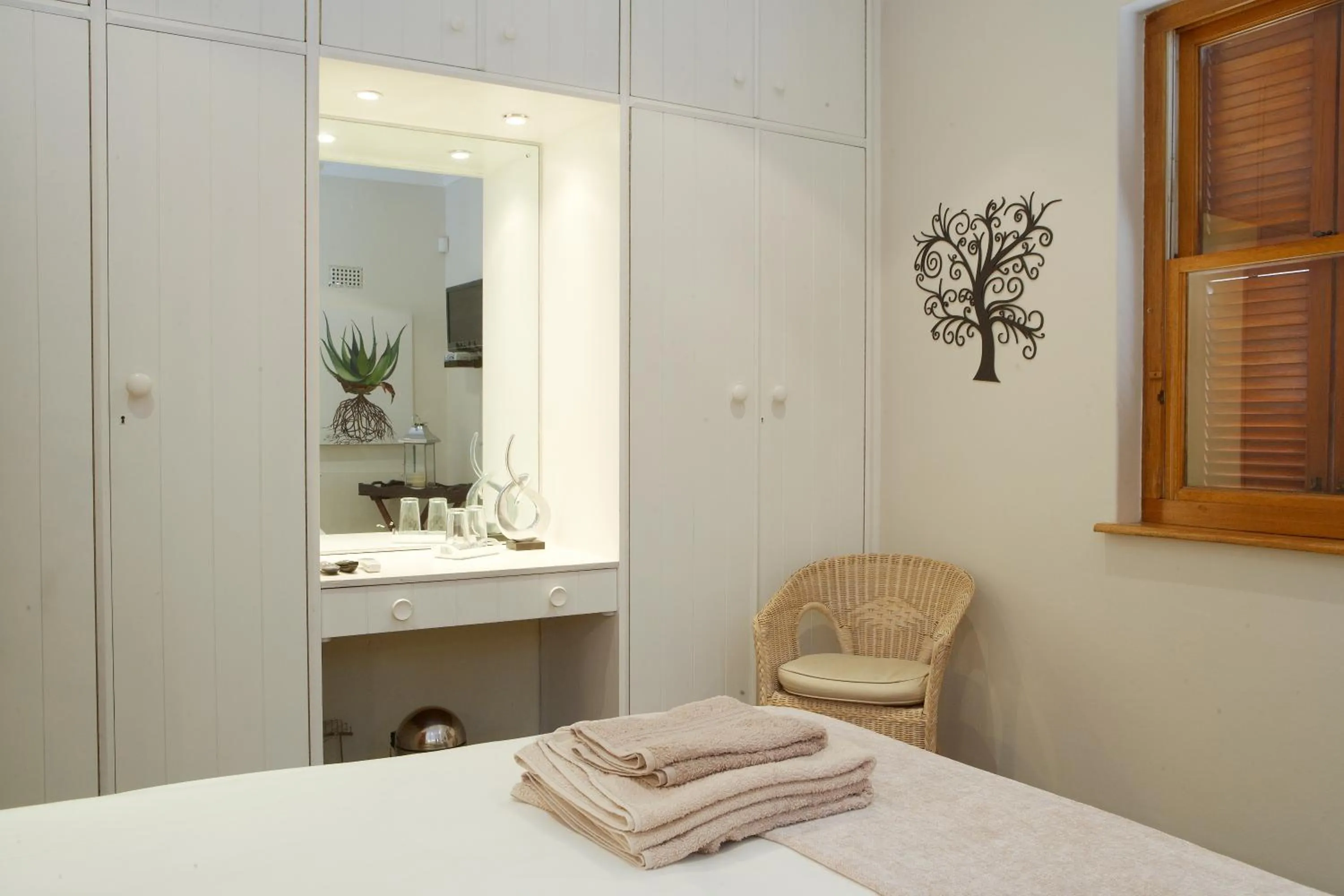 Photo of the whole room, Bed in Yellow Aloe