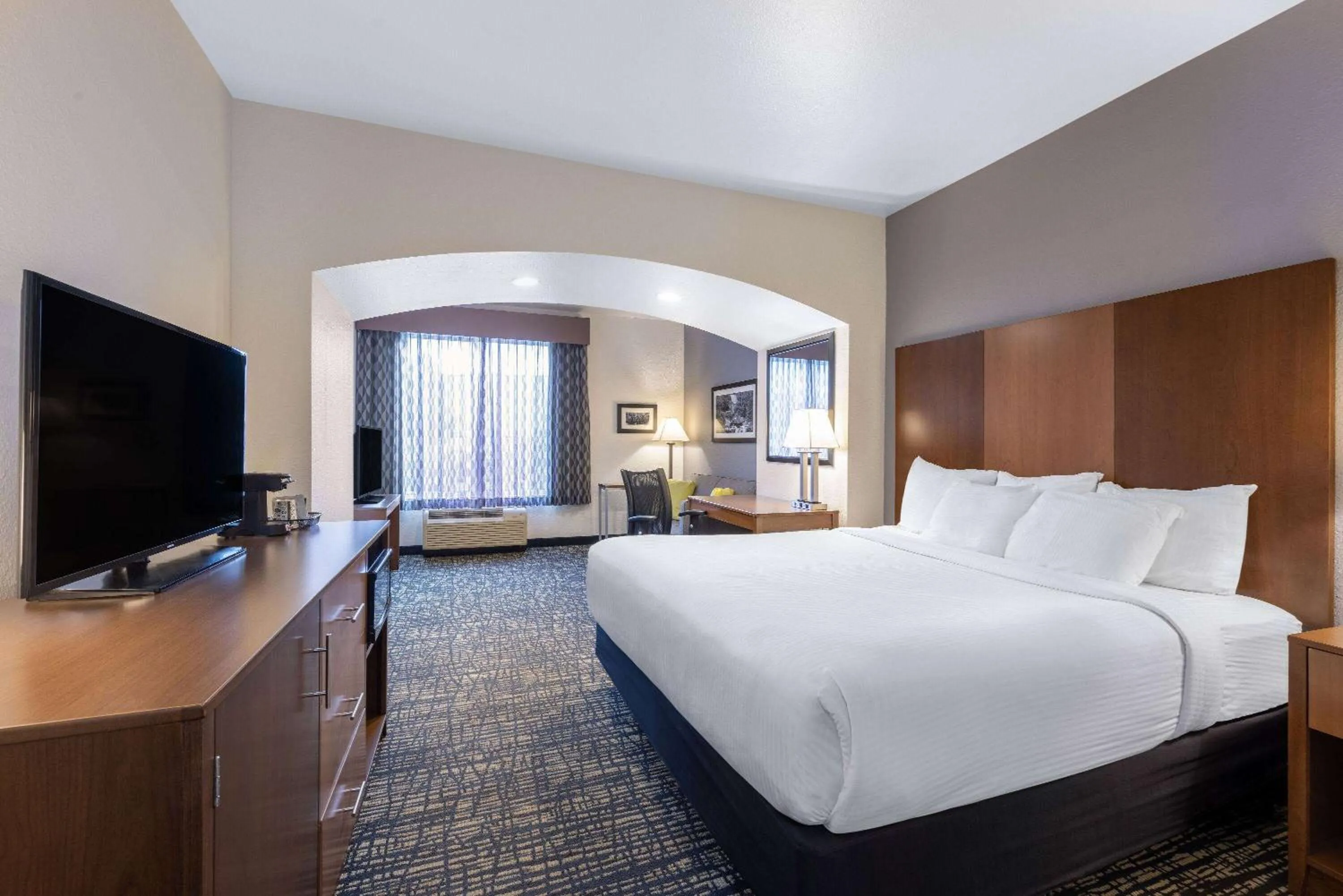 Photo of the whole room, Bed in La Quinta by Wyndham Morgantown