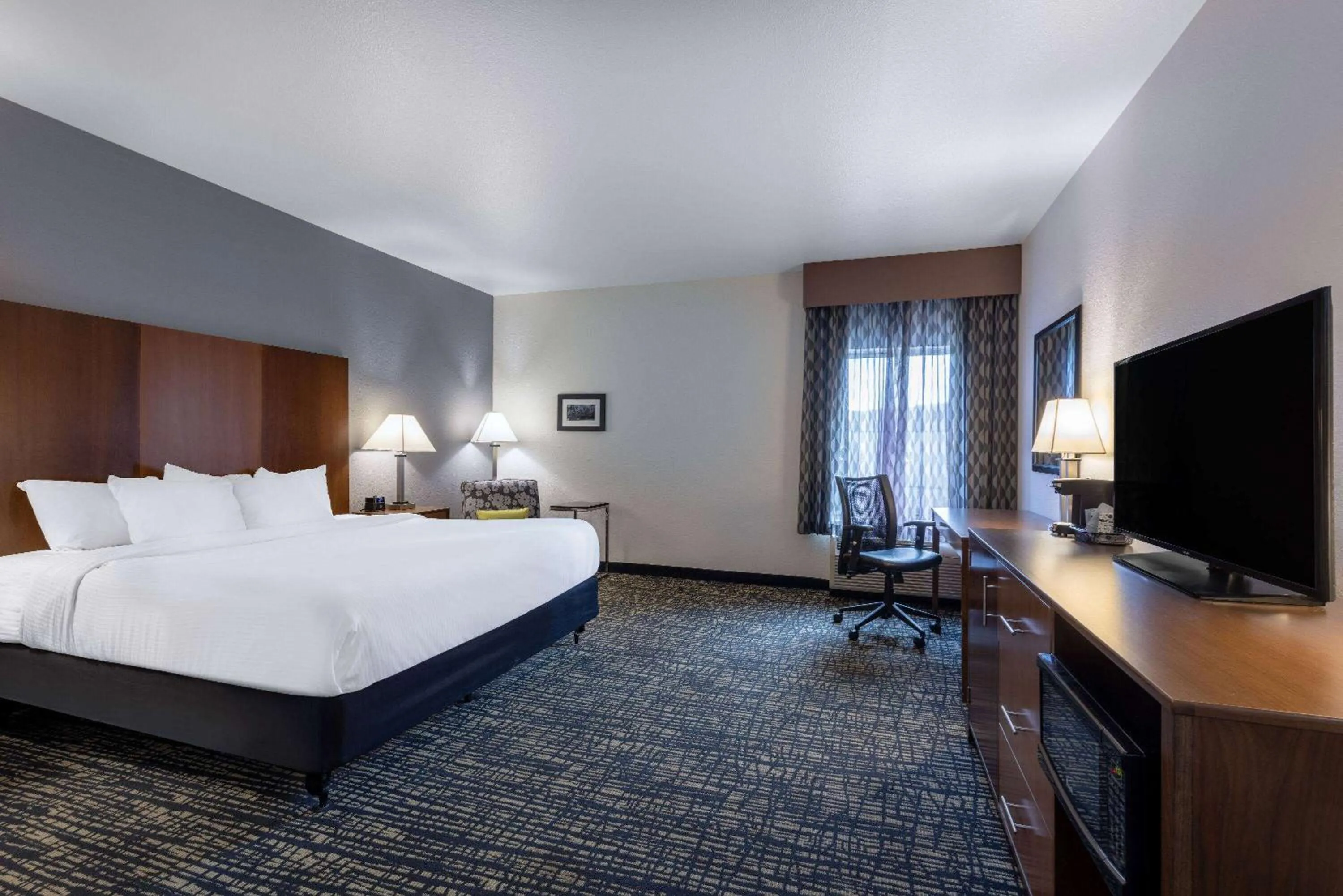 Photo of the whole room, Bed in La Quinta by Wyndham Morgantown