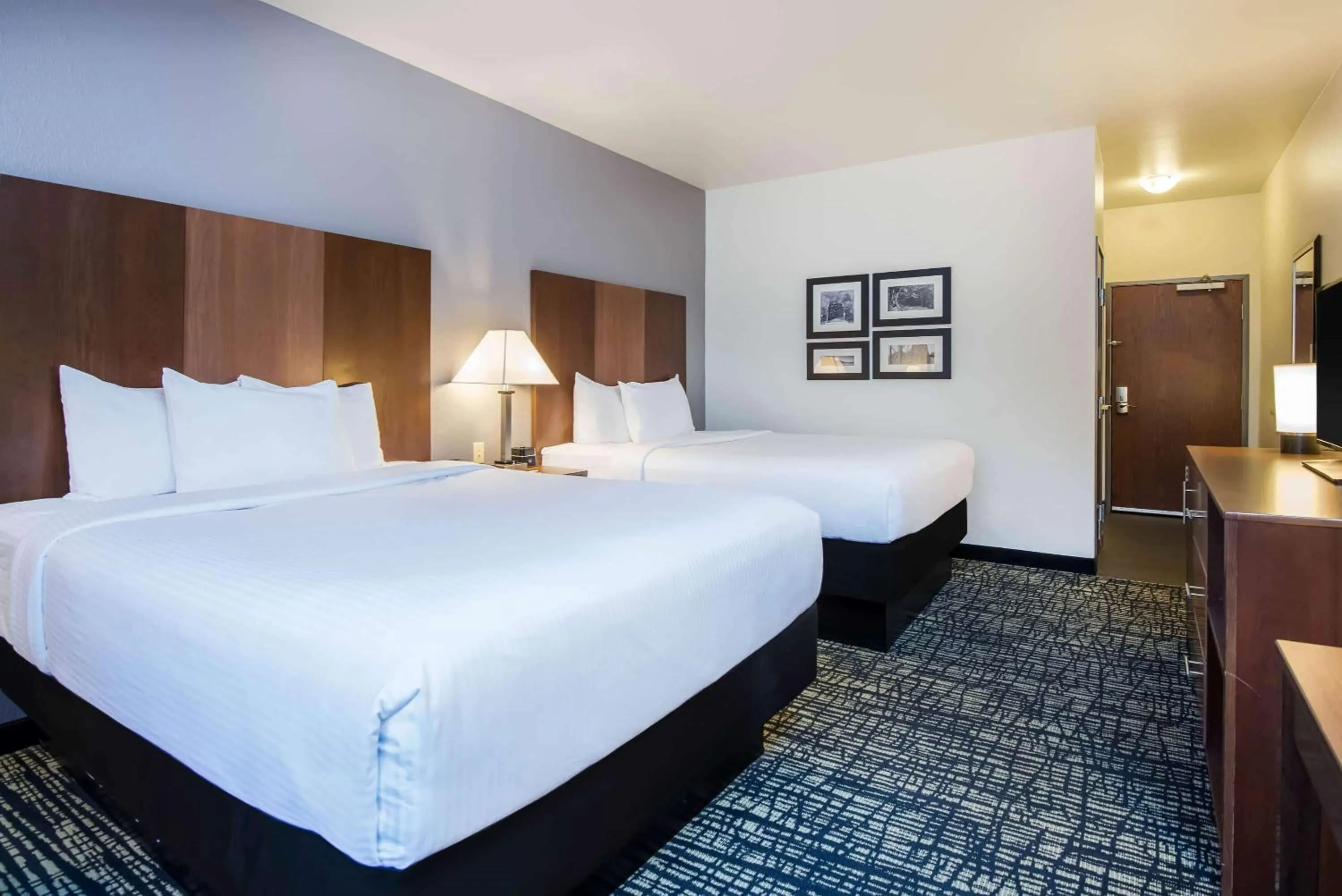 Photo of the whole room, Bed in La Quinta by Wyndham Morgantown