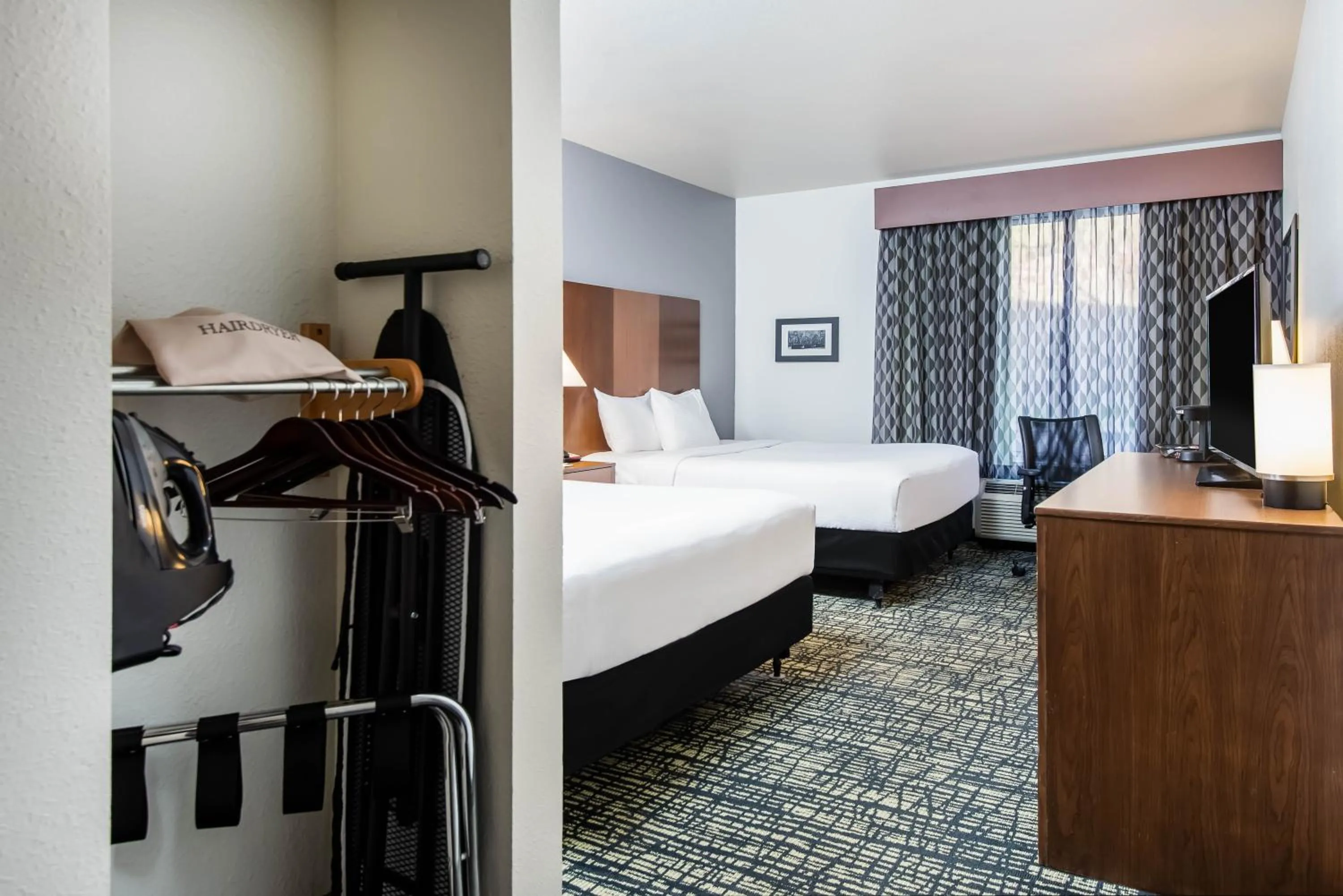 Bedroom, Bed in La Quinta by Wyndham Morgantown