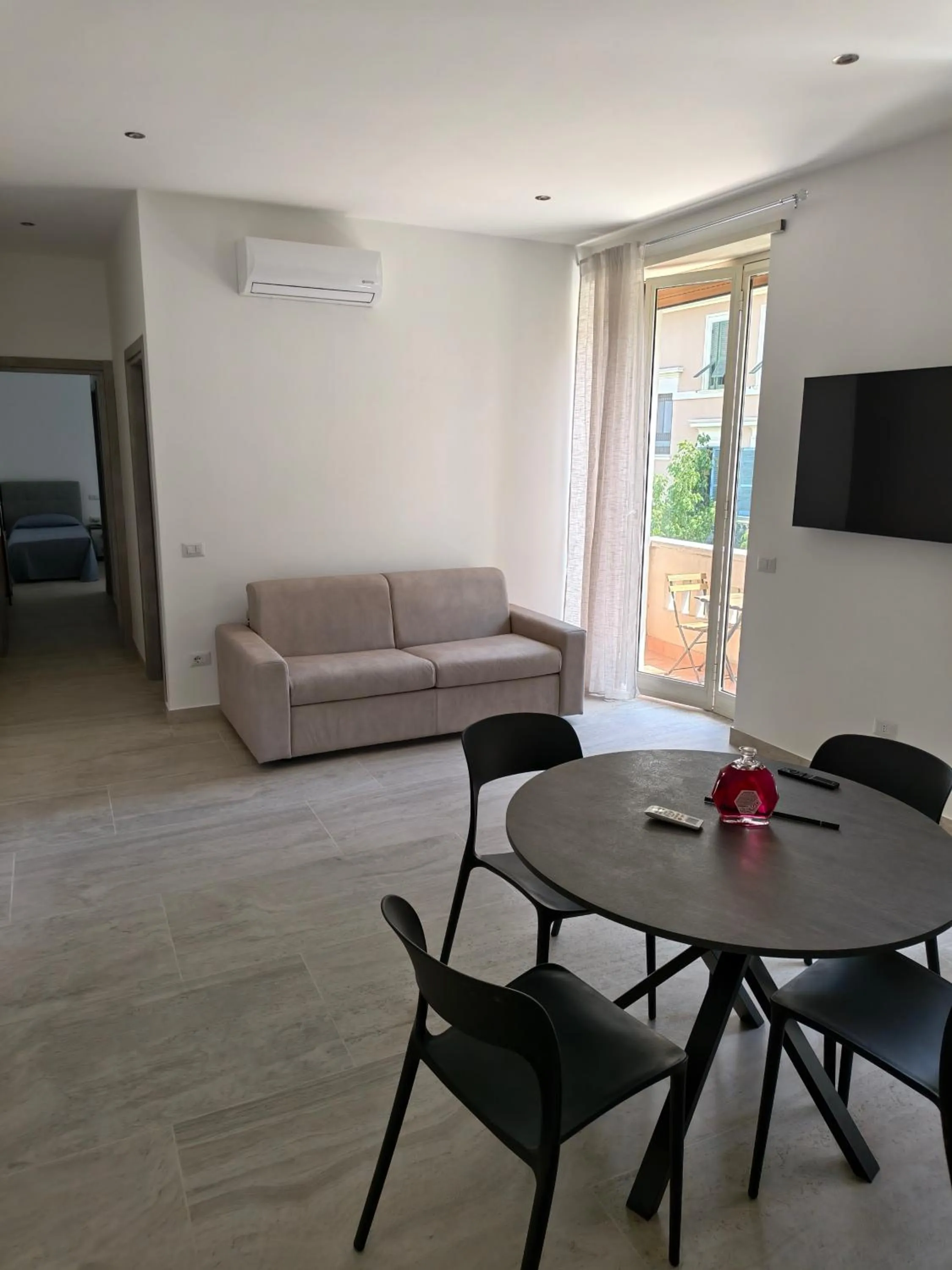 TV and multimedia in Jadore Monic