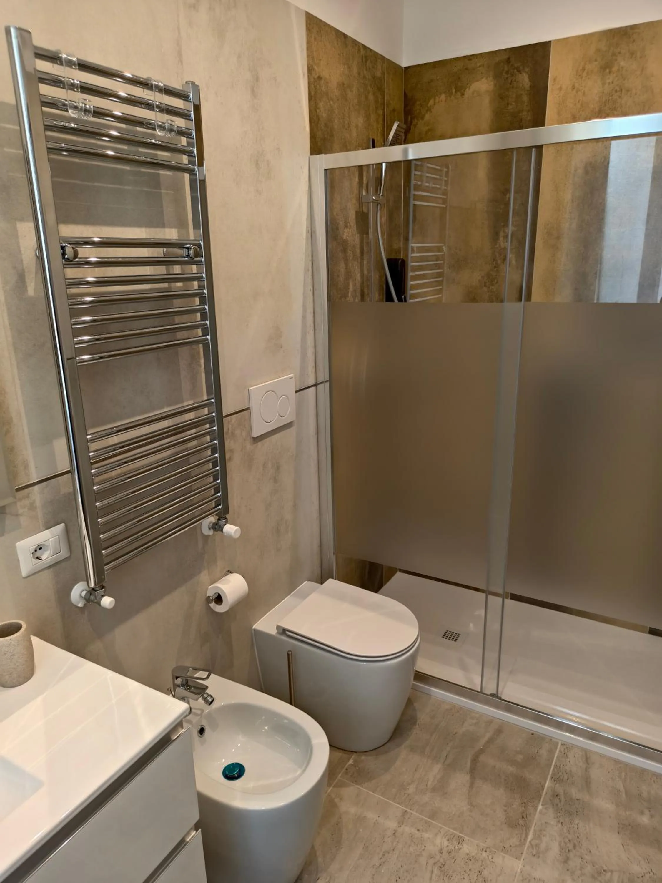 Shower in Jadore Monic