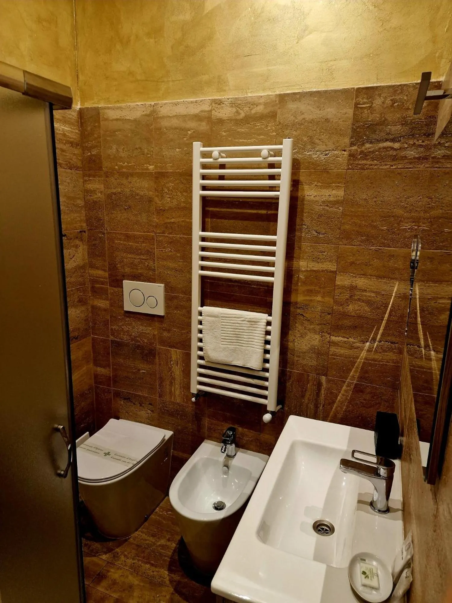 Shower in Jadore Monic