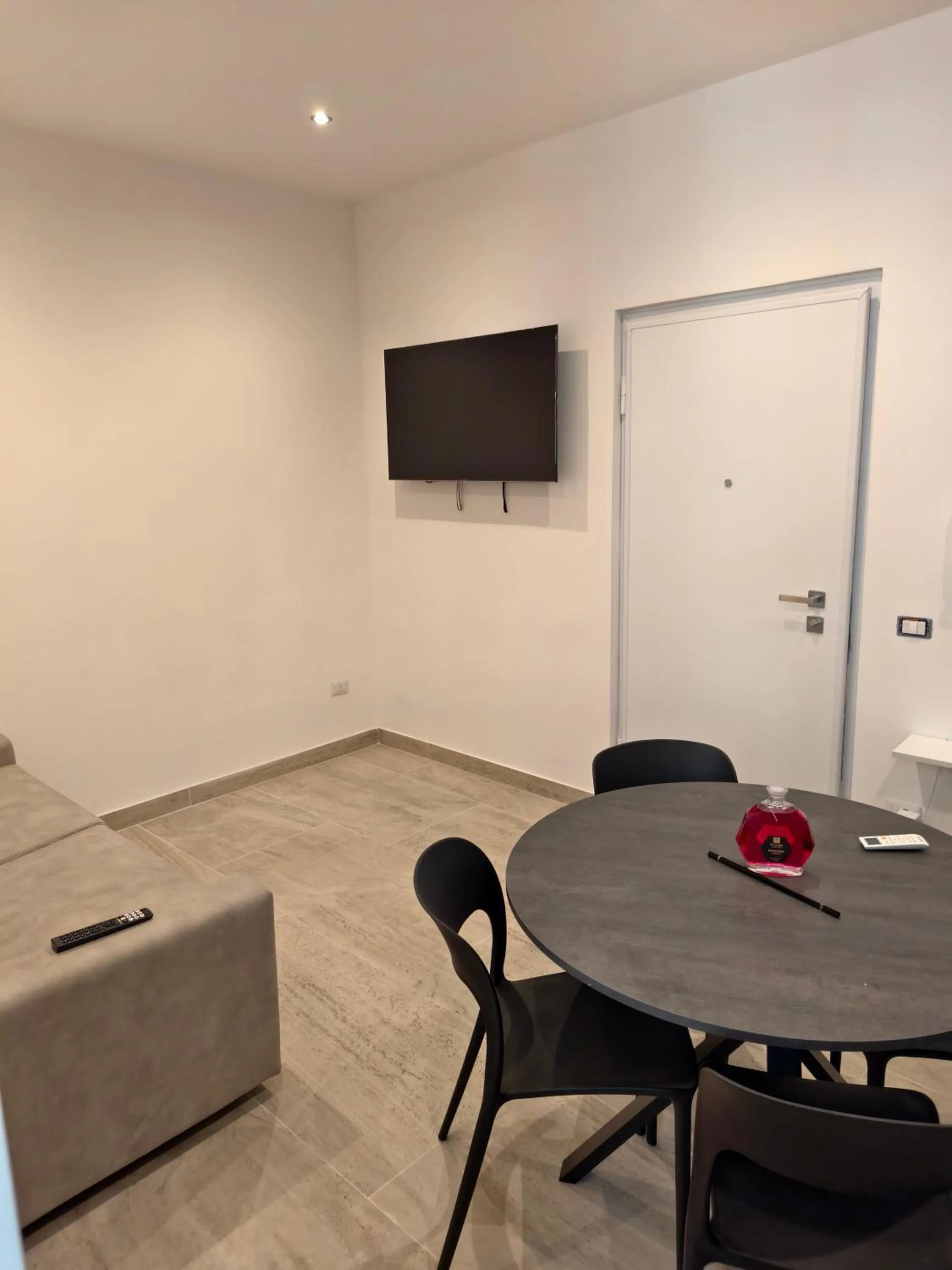 TV and multimedia in Jadore Monic