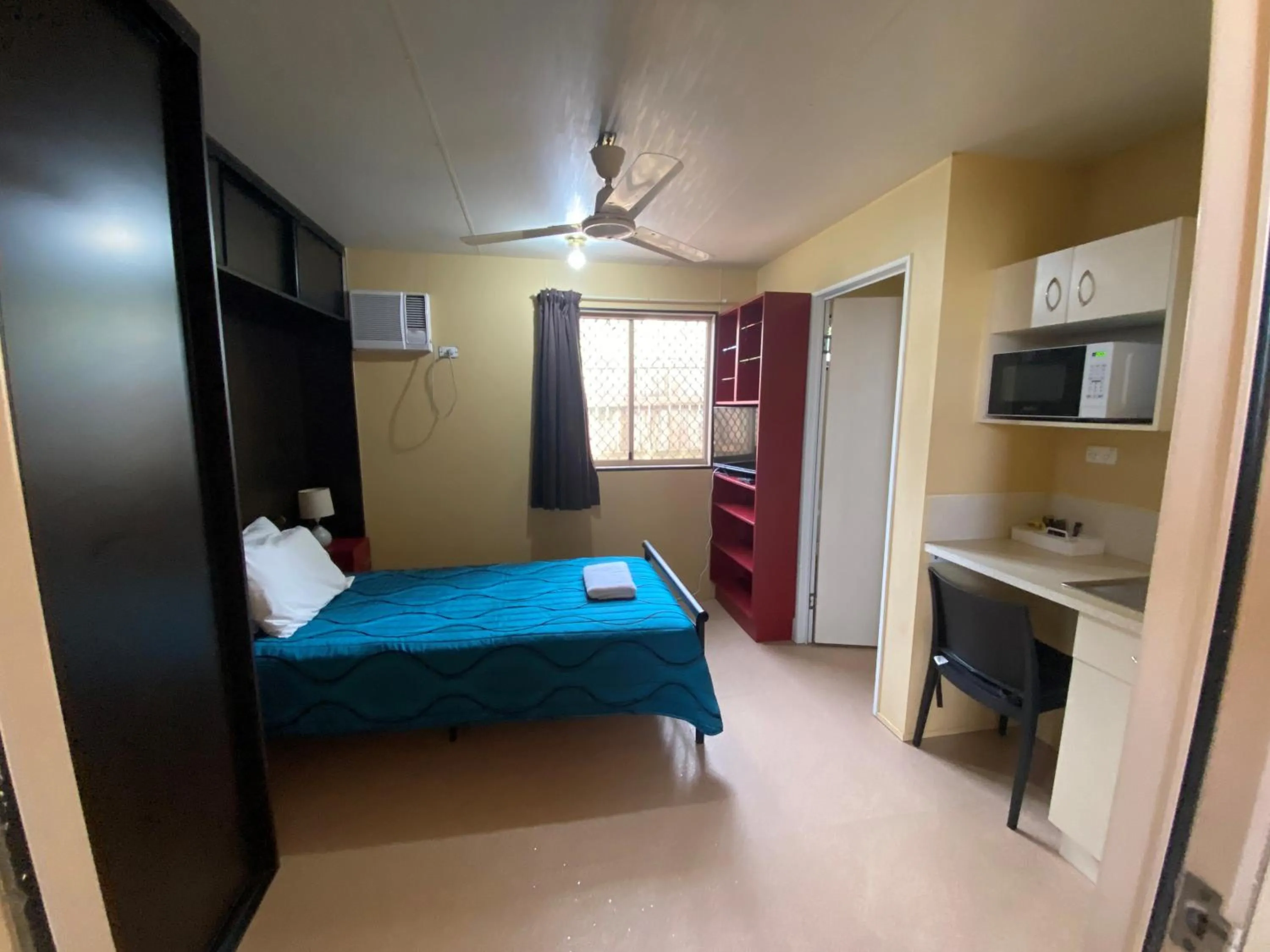 fireplace, Bed in Wongai Beach Hotel