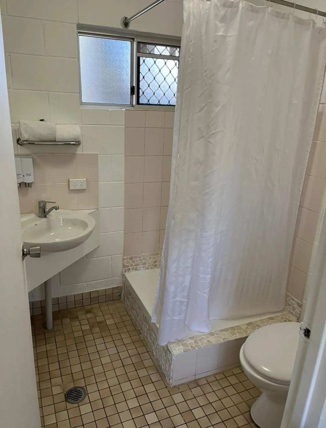 Shower in Wongai Beach Hotel