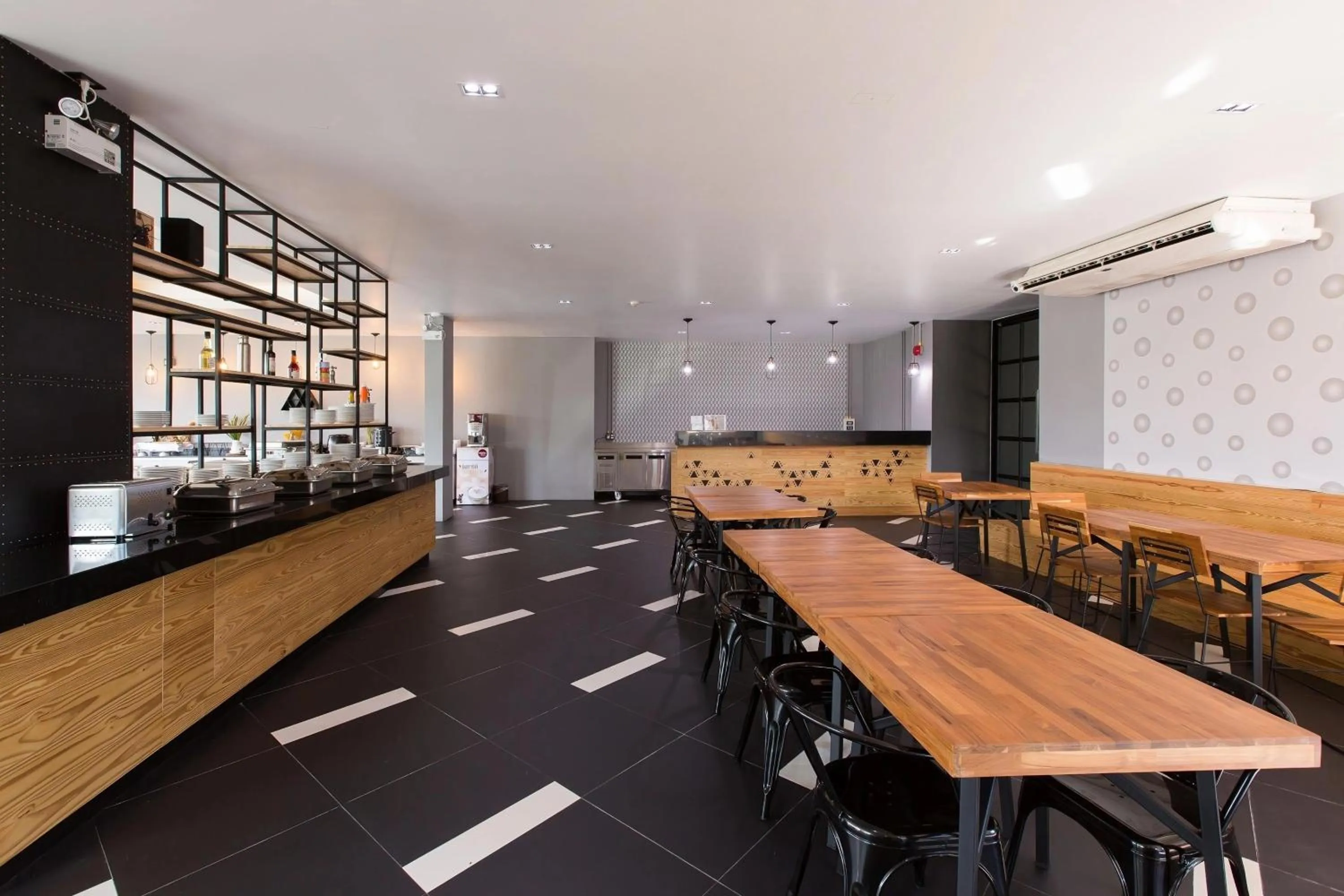 Restaurant/places to eat in Maya Phuket Airport Hotel-Naiyang Beach