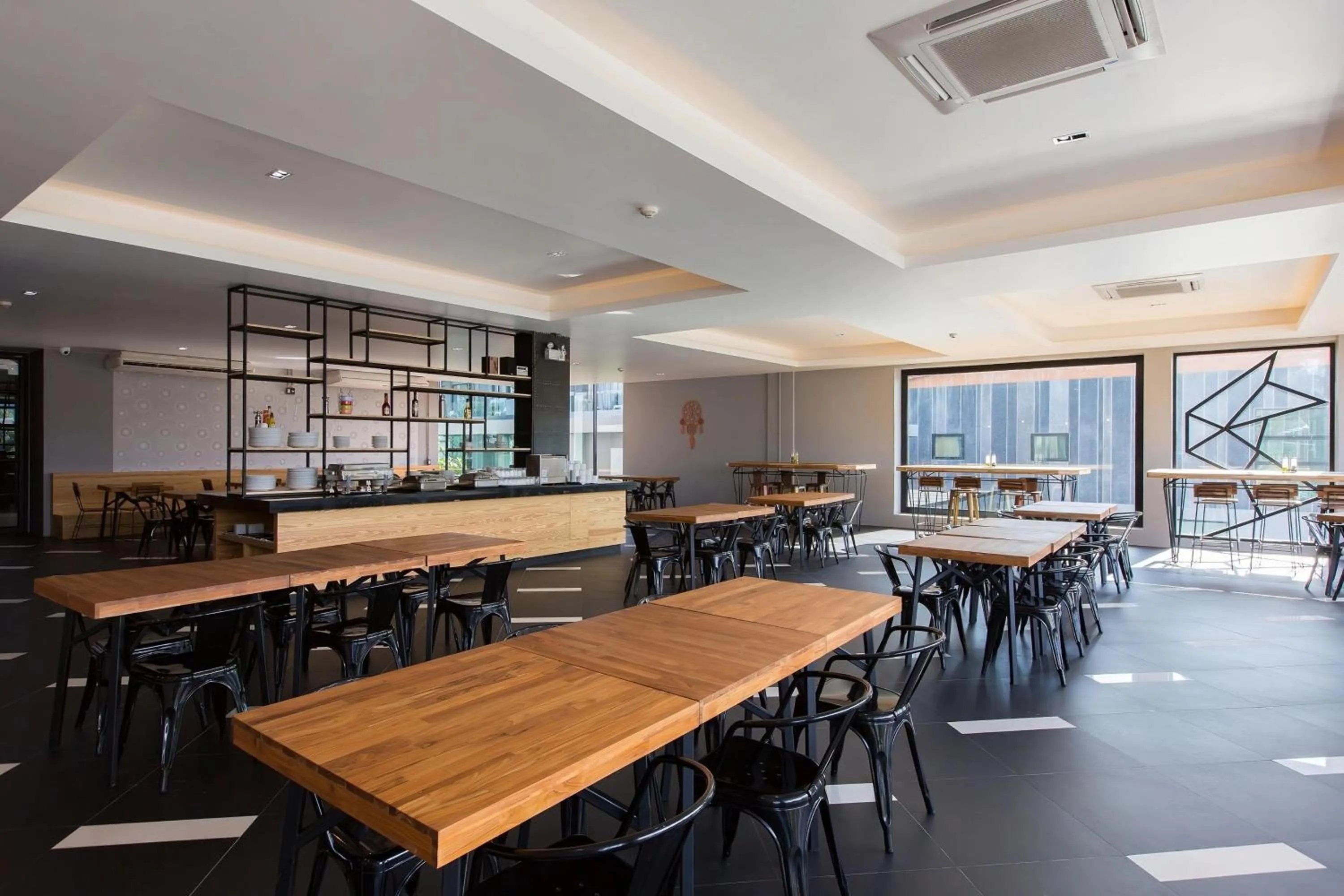 Restaurant/places to eat in Maya Phuket Airport Hotel-Naiyang Beach