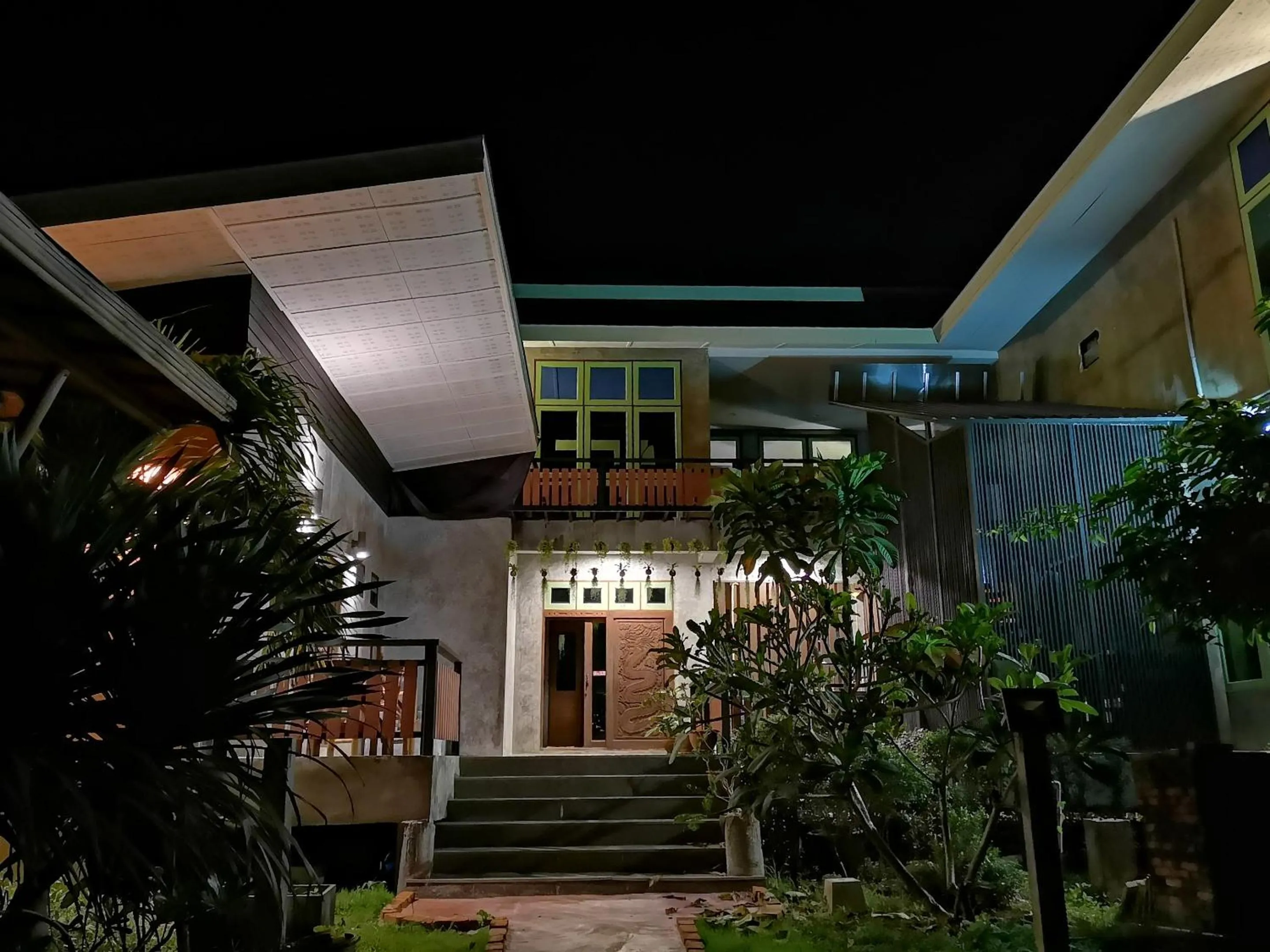 Night in Tonmai Suites