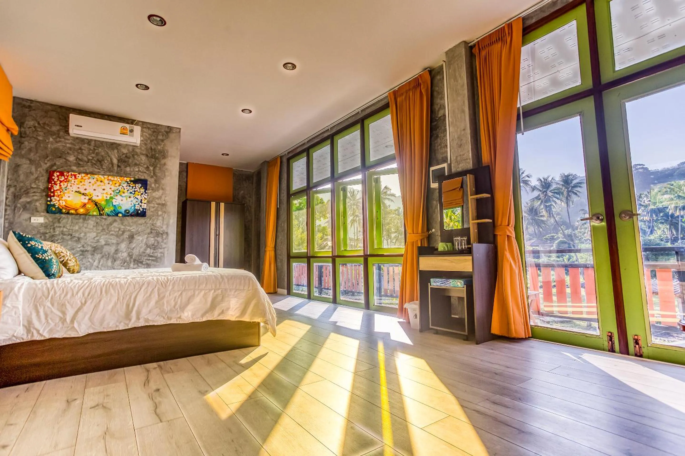 Balcony/Terrace, Bed in Tonmai Suites