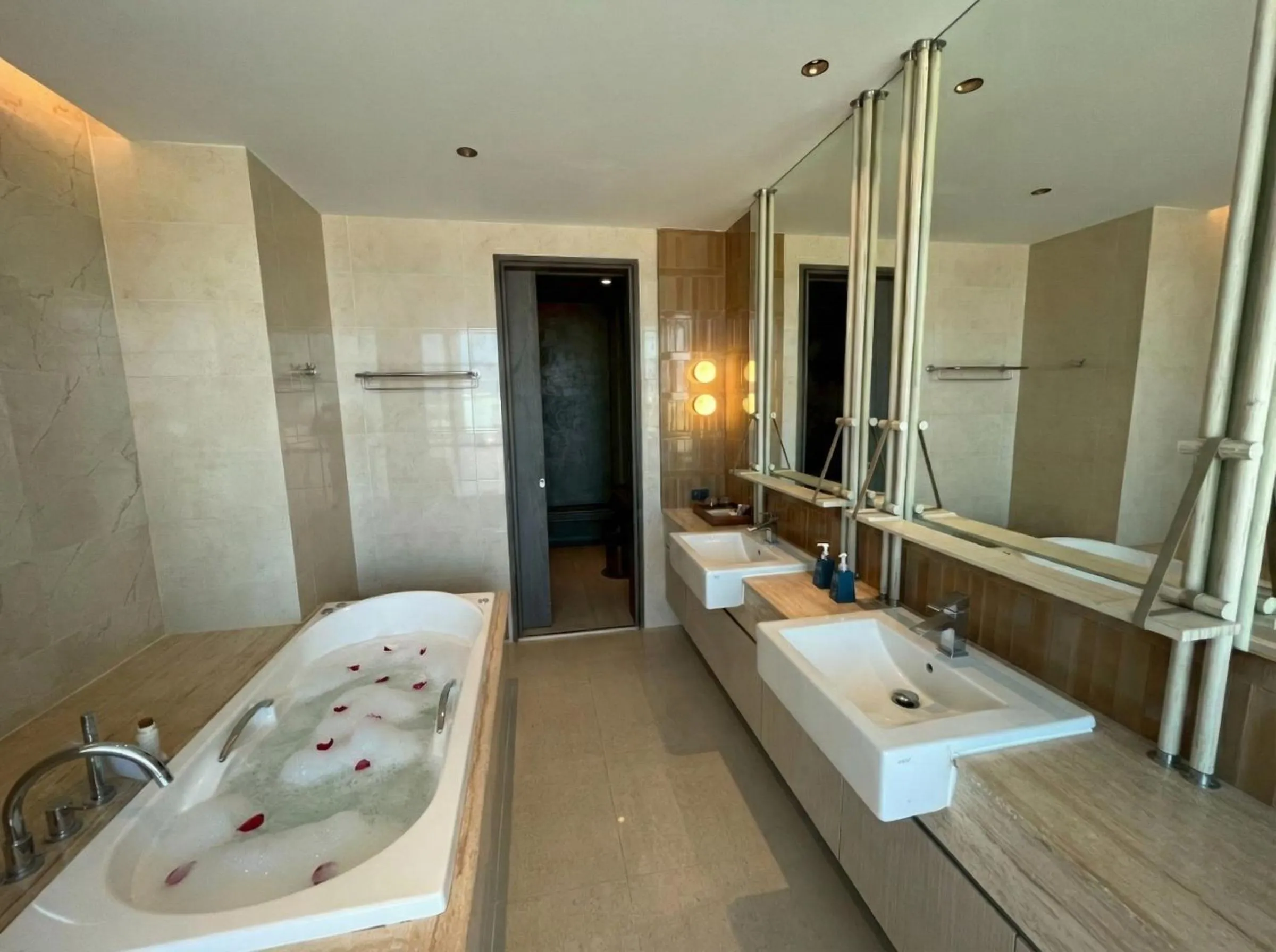 Shower in Grand Vista Hotel Chiangrai