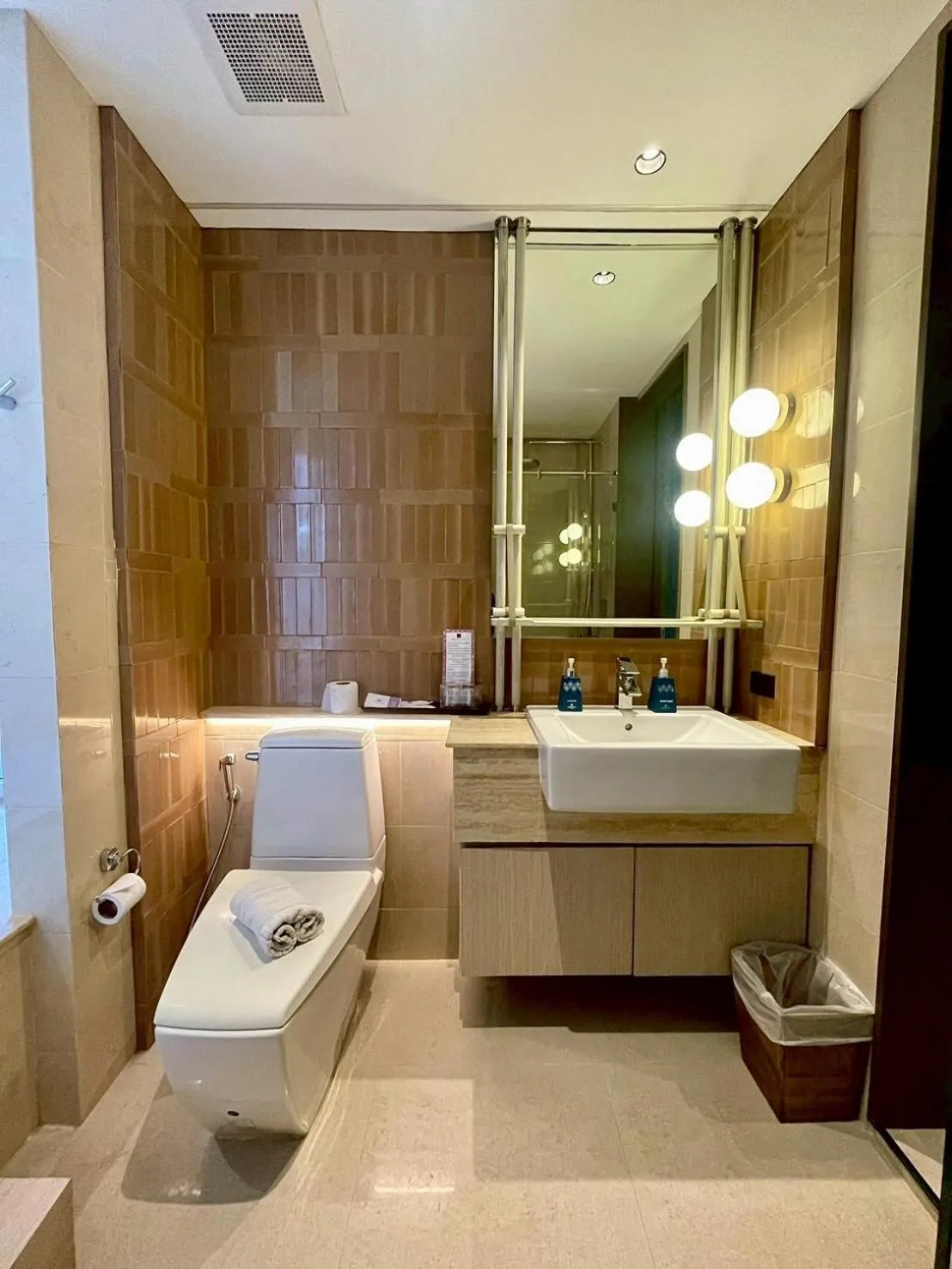 Shower in Grand Vista Hotel Chiangrai