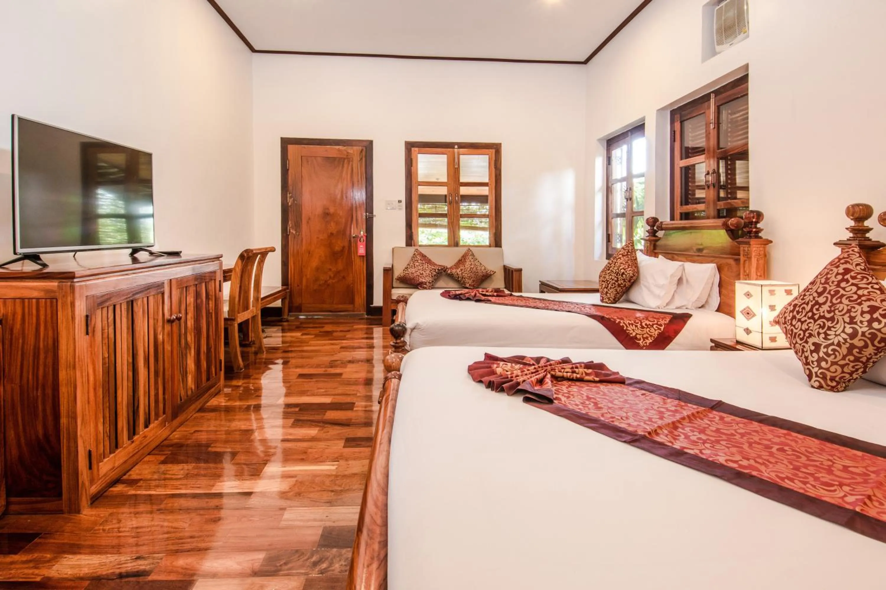 Shower, Bed in Villa Ang Thong