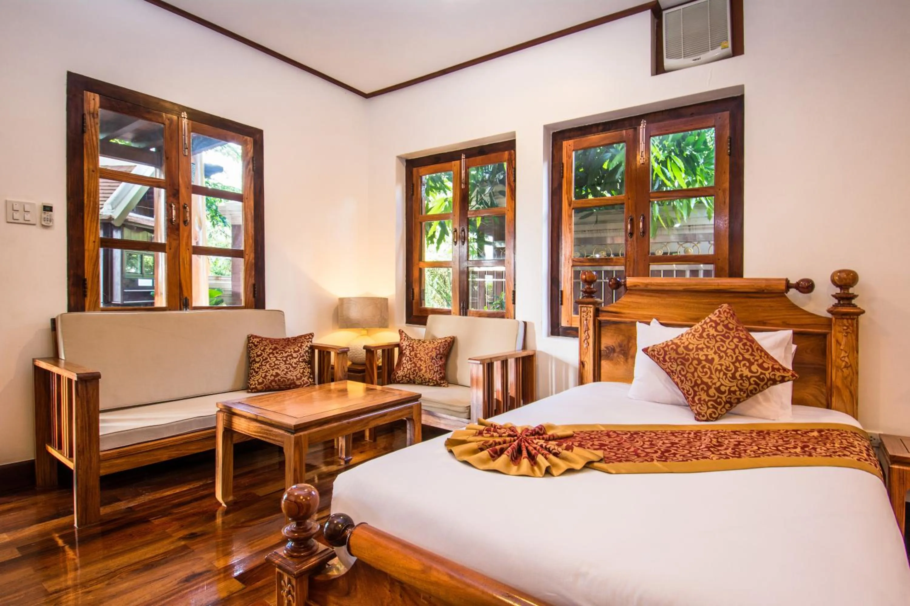 Shower, Bed in Villa Ang Thong