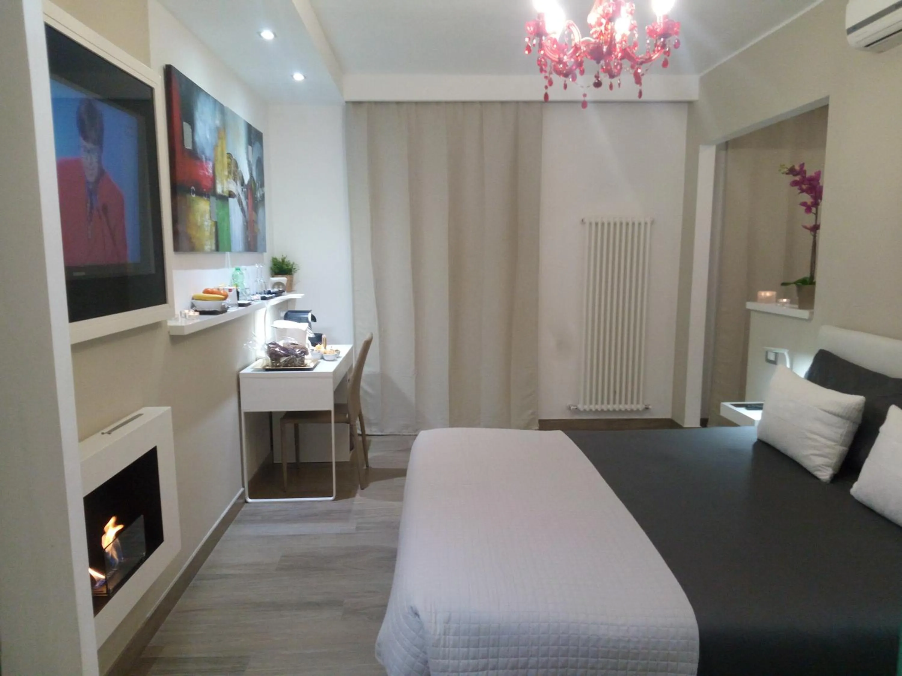 Shower, Bed in H5-5H Luxury Room