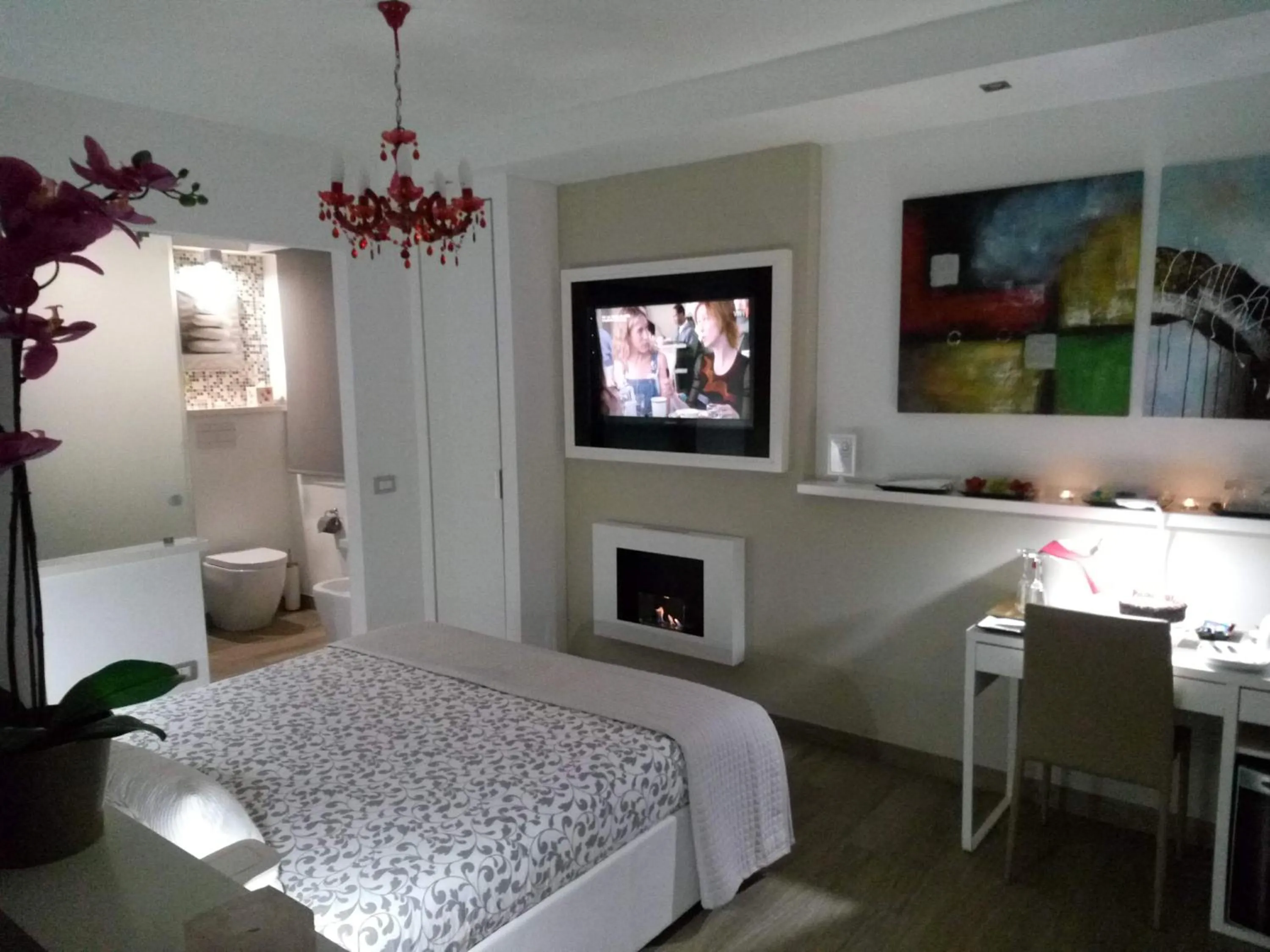 Photo of the whole room, Bed in H5-5H Luxury Room