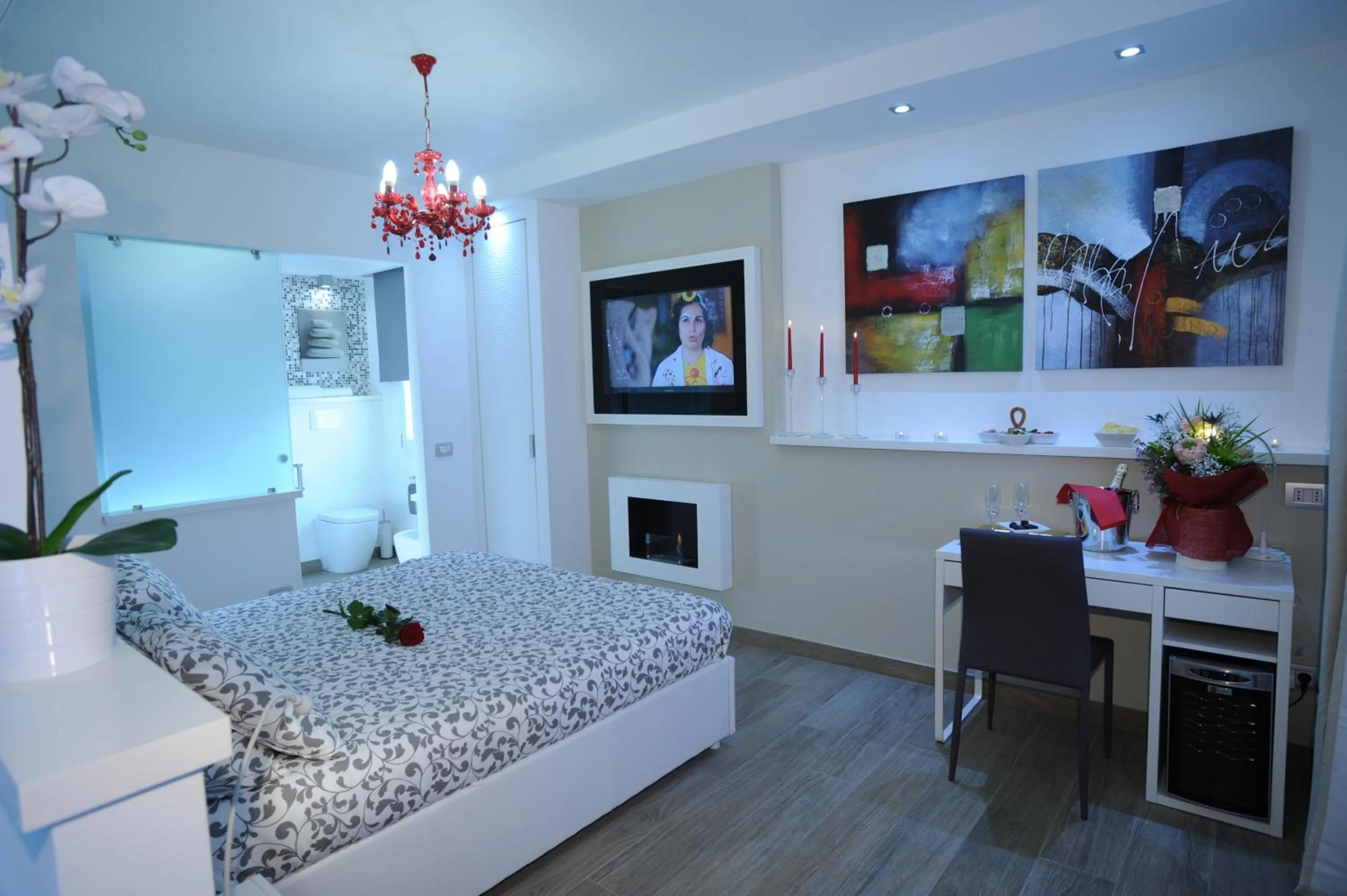 Photo of the whole room, Bed in H5-5H Luxury Room