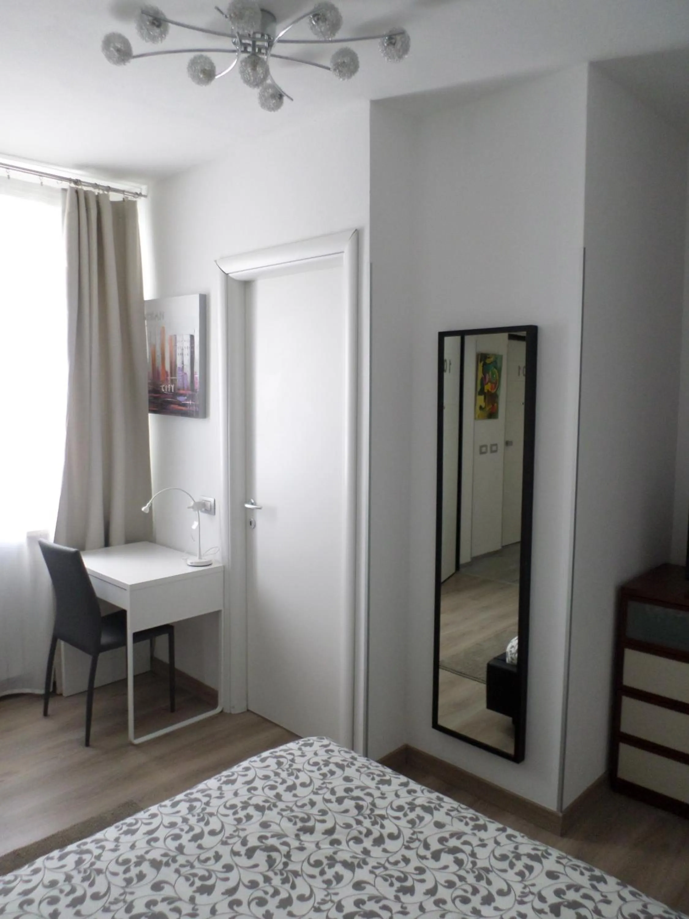 Photo of the whole room, Bed in H5-5H Luxury Room