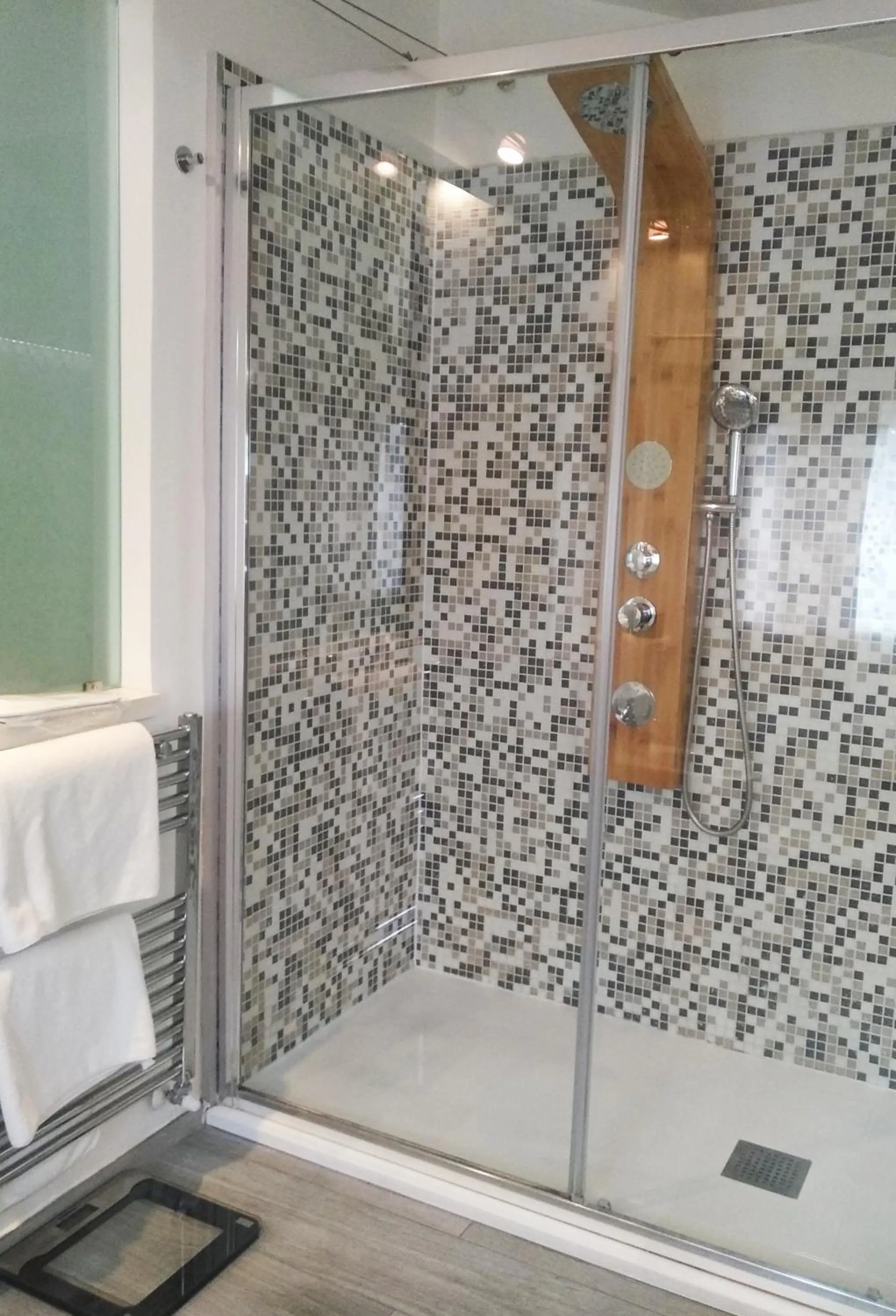 Shower in H5-5H Luxury Room