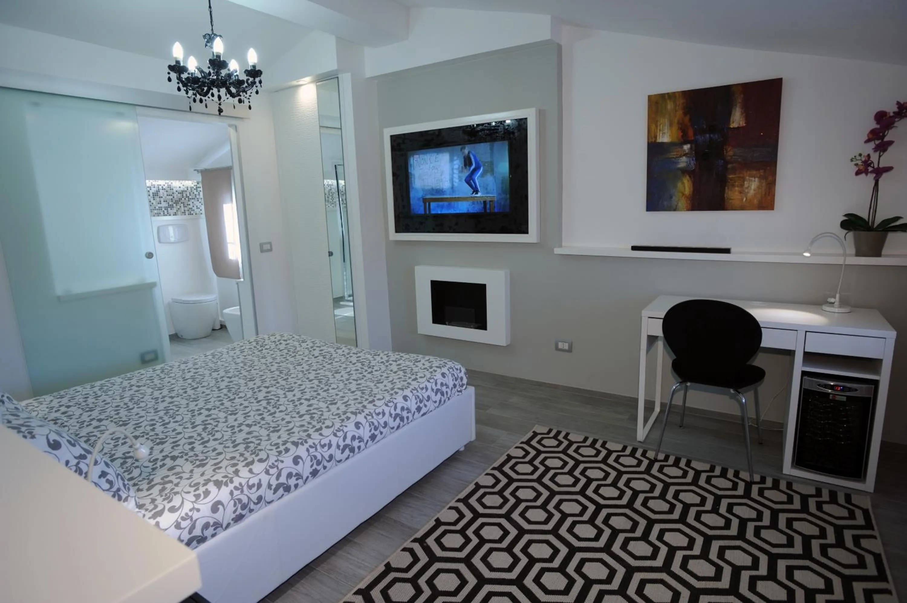 Photo of the whole room, Bed in H5-5H Luxury Room